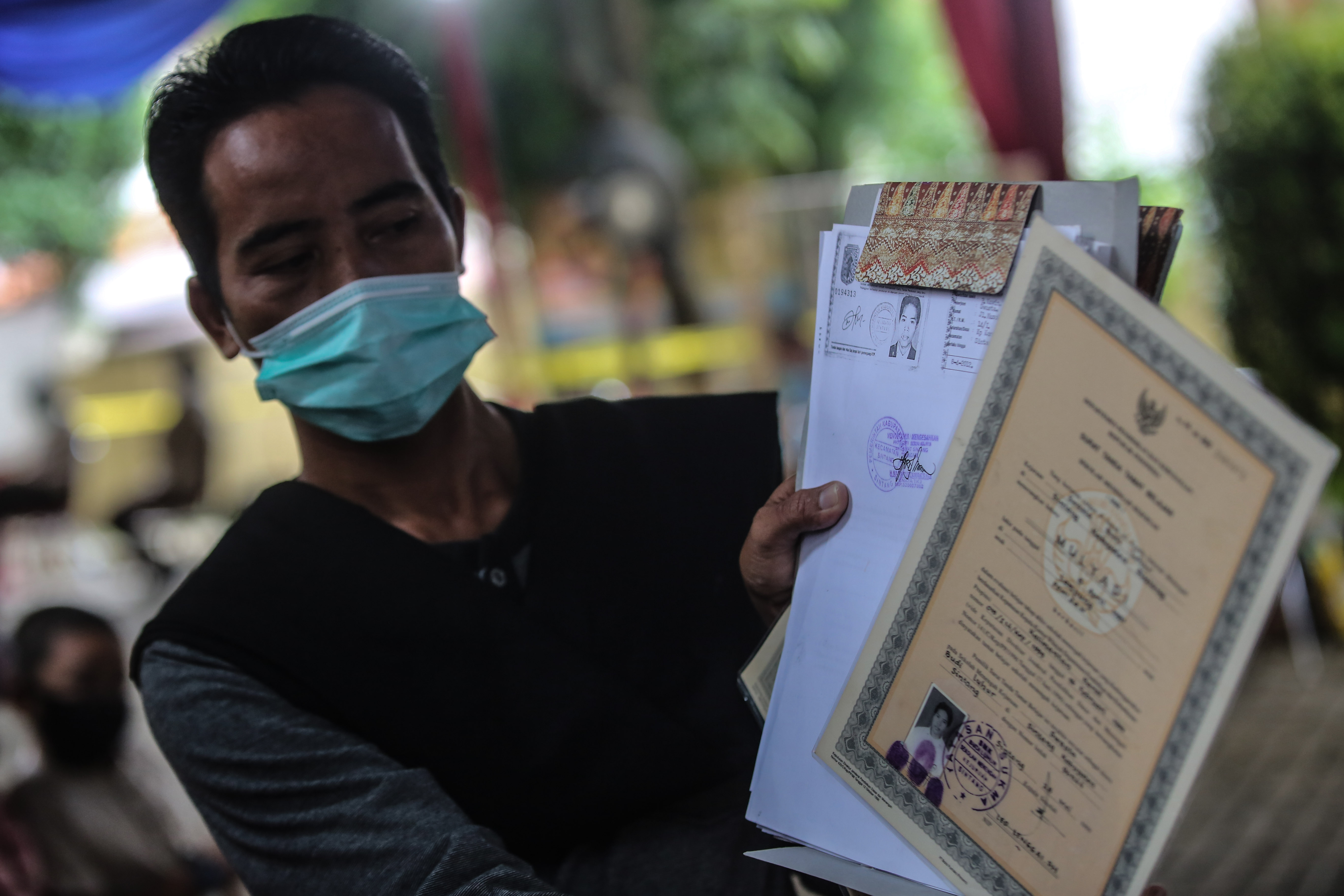 Keluarga korban Sriwijaya Air SJ 182 menunjukkan fotokopi ktp, izajah korban saat mendatangi posko ante mortem DVI di RS Polri Kramat Jati