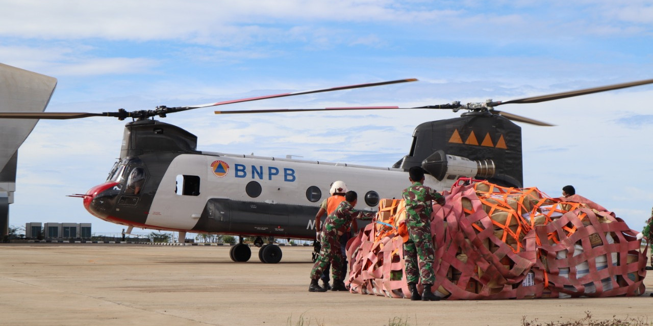 Helikopter jenis Chinook yang dioperasikan BNPB untuk mengirim bantuan ke dua desa terisolir, pascagempa di Sulbar.