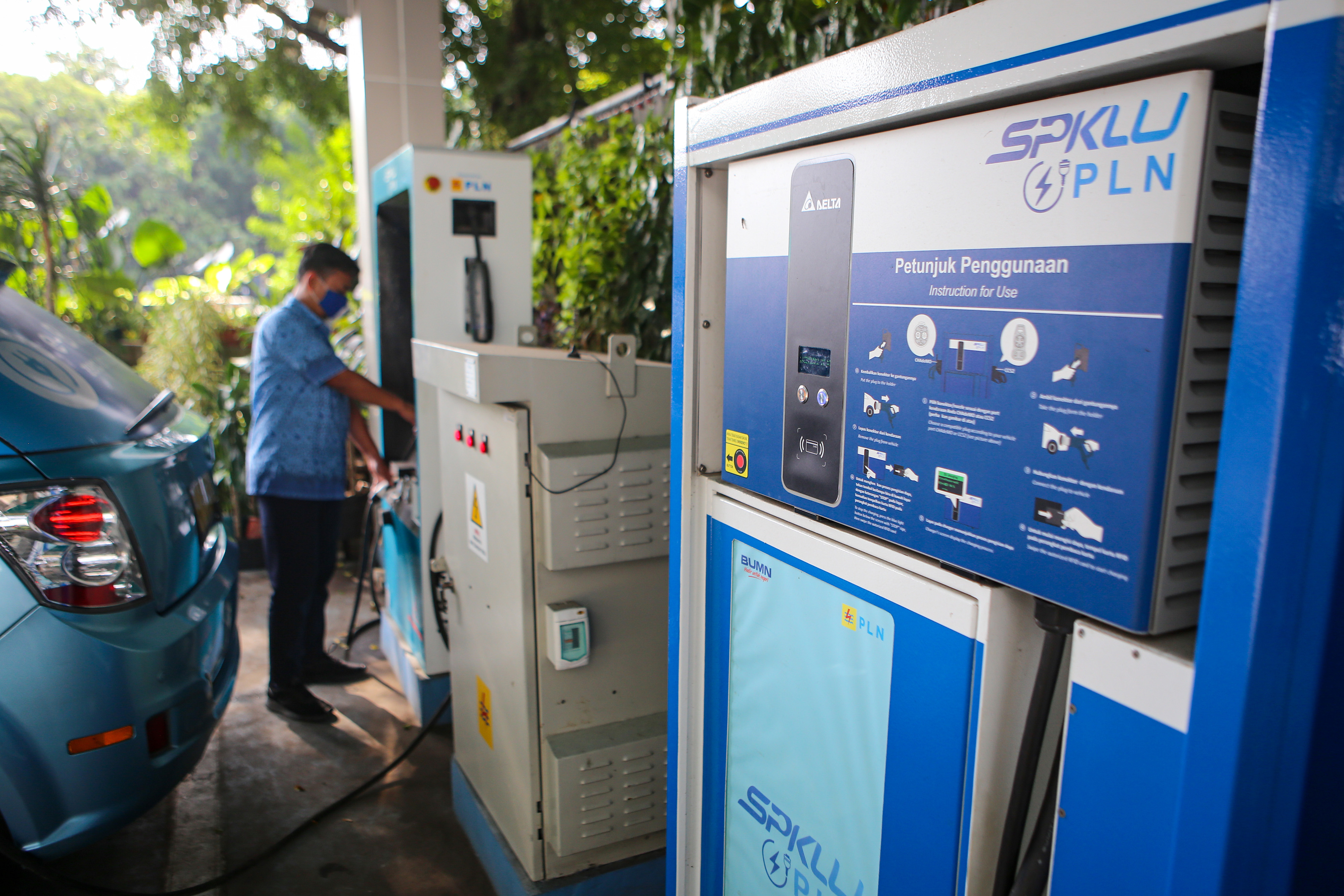 Pengemudi taksi mengisi daya mobil listrik di Stasiun Pengisian Kendaraan Listrik Umum (SPKLU) PLN 
