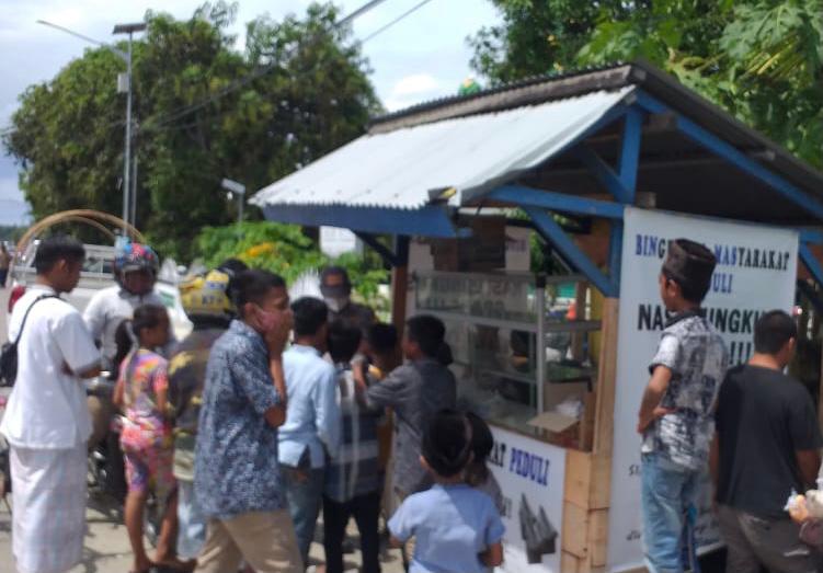 Program Babinsa Peduli berupa pembagian gratis nasi bungkus di Desa Waimital, Kecamatan Kairatu, Kabupaten Seram Bagian Barat, Maluku.