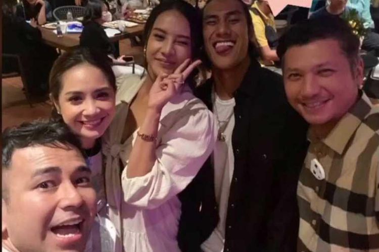 Selebritas Raffi Ahmad dan sejumlah figur publik dalam pesta di rumah pembalap Sean Gelael di Mampang Prapatan, Jakarta Selatan.