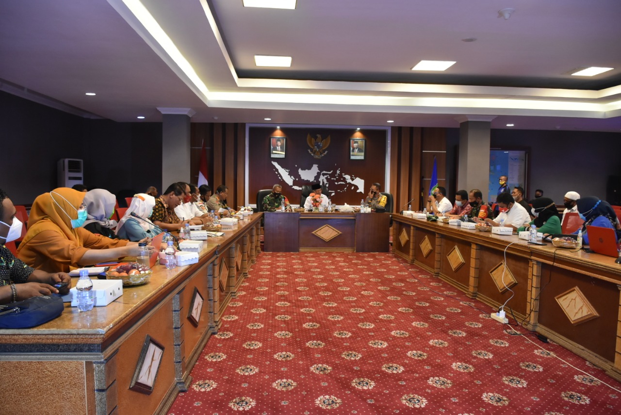 Gubernur Maluku Utara Abdul Gani Kasuba memimpin papat dengan stakeholder terkait instruksi presiden melakukan PSBB
