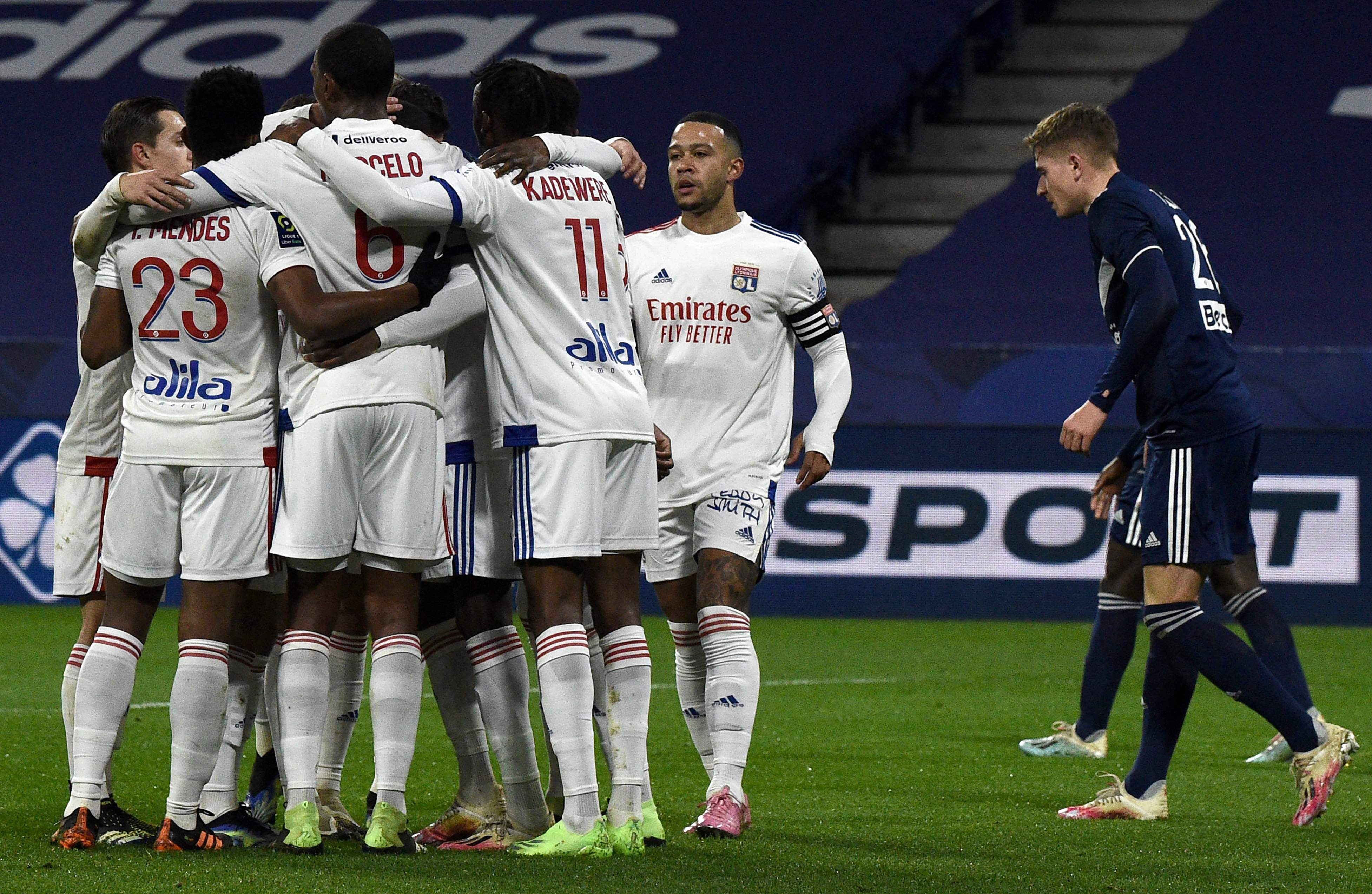 Pemain Lyon melakukan selebrasi kemenangan atas Bordeaux