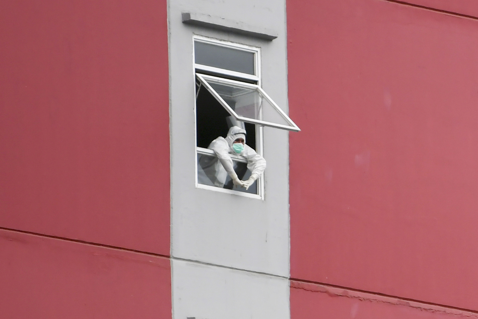 Tenaga kesehatan beraktivitas di Rumah Sakit Darurat Wisma Atlet Kemayoran.