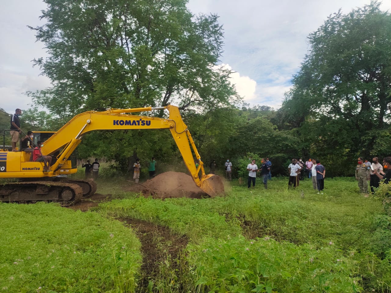 Penggalian makam pasien terduga covid-19