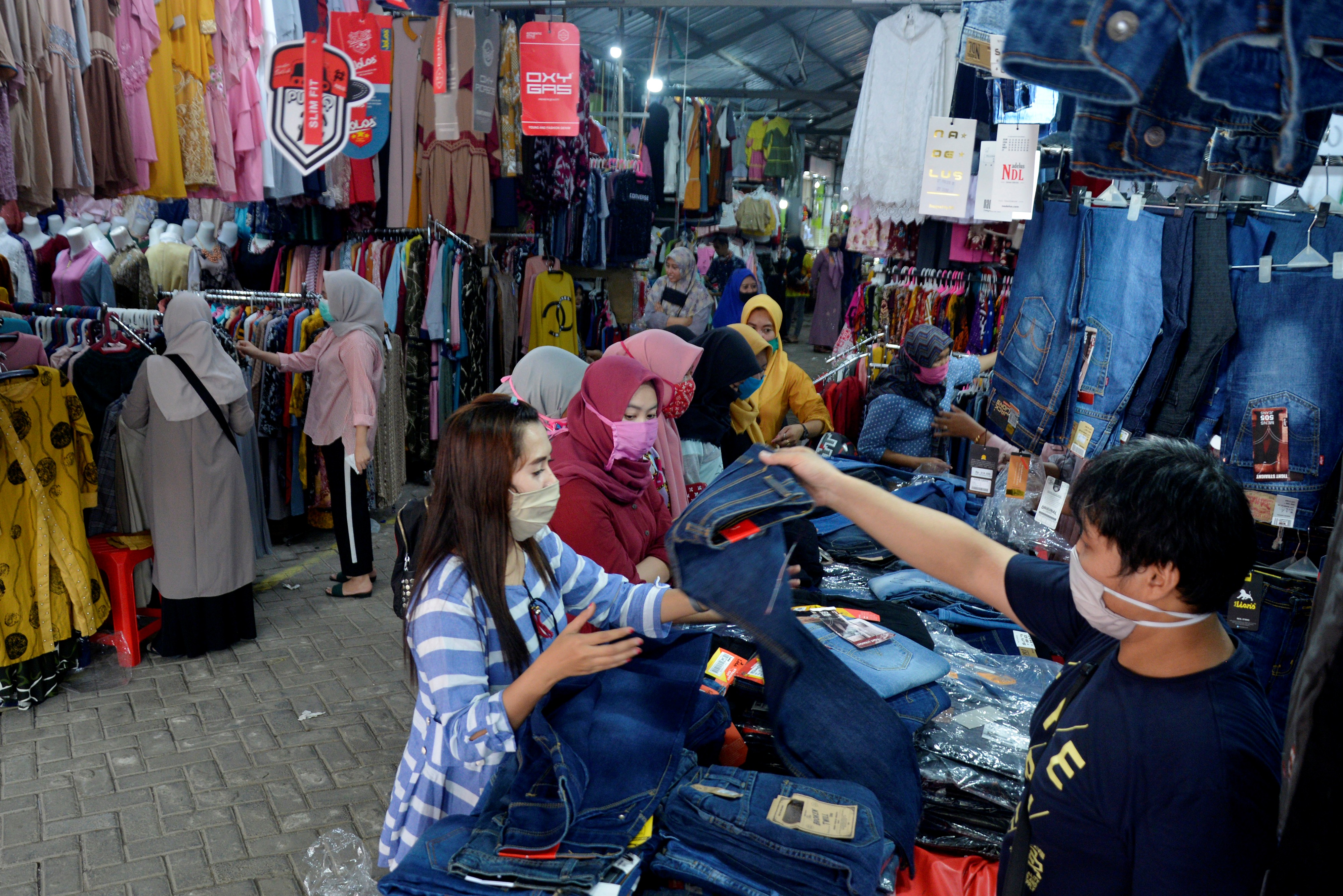 Warga membeli pakaian di toko pakaian Pasar Sungguminasa, Kabupaten Gowa, Sulawesi Selatan, beberapa waktu lalu.