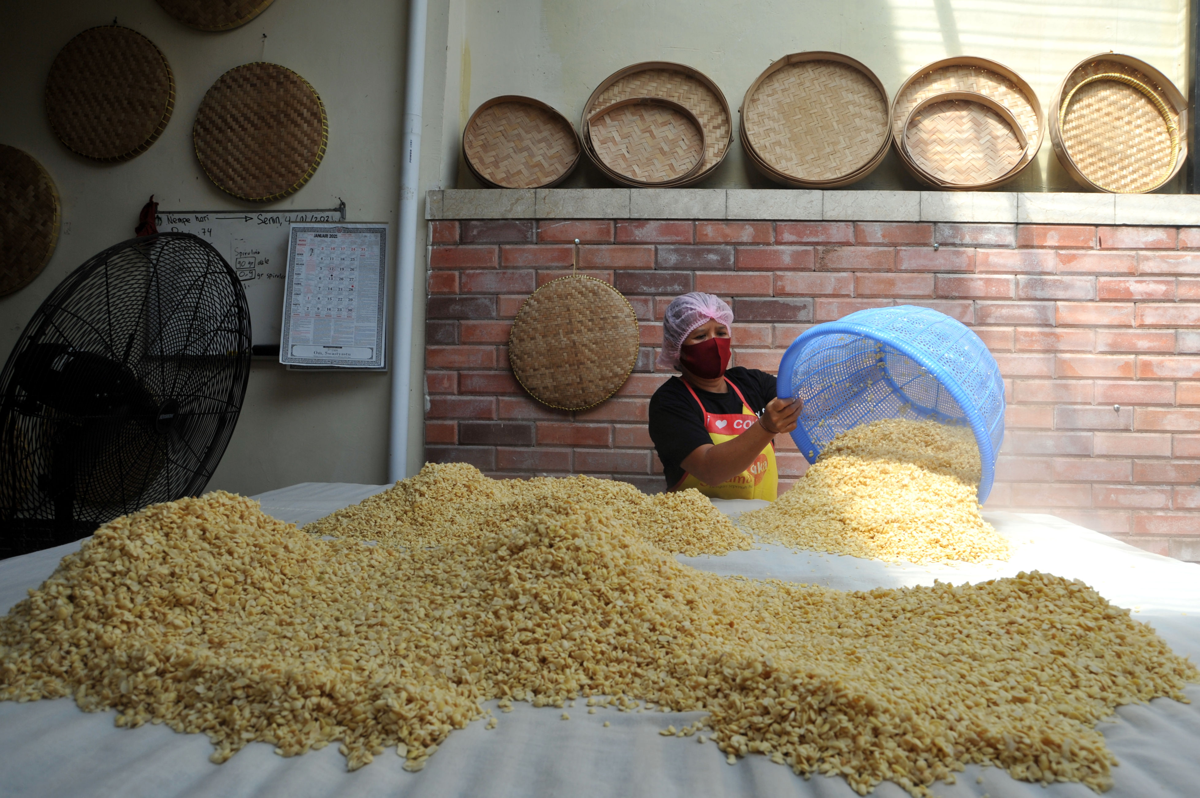 PRODUKSI OLAHAN KEDELAI LOKAL: Perajin membuat tempe berbahan kedelai lokal di industri rumahan 