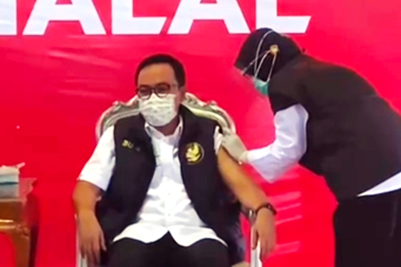 Bupati Pamekasan, Jaaa Timur, Baddruttamam, mendapatkan vaksin cinovac di Pendopo Ronggosukowati, Pamekasan, Rabu (27/1).