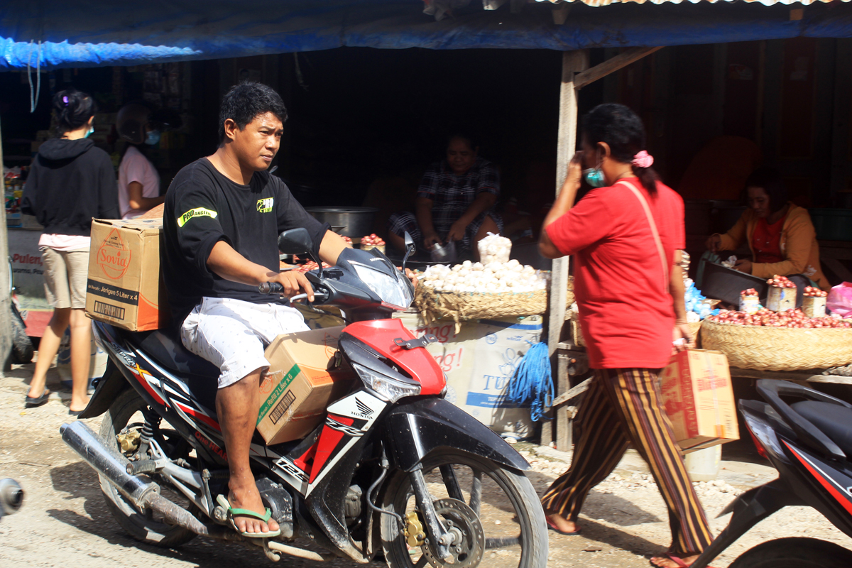 Kesadaran warga masih rendah dalam disiplin protokol kesehatan. Seperti warga di Pasar Tradisional Oeba, Kota Kupang tidak memakai masker.