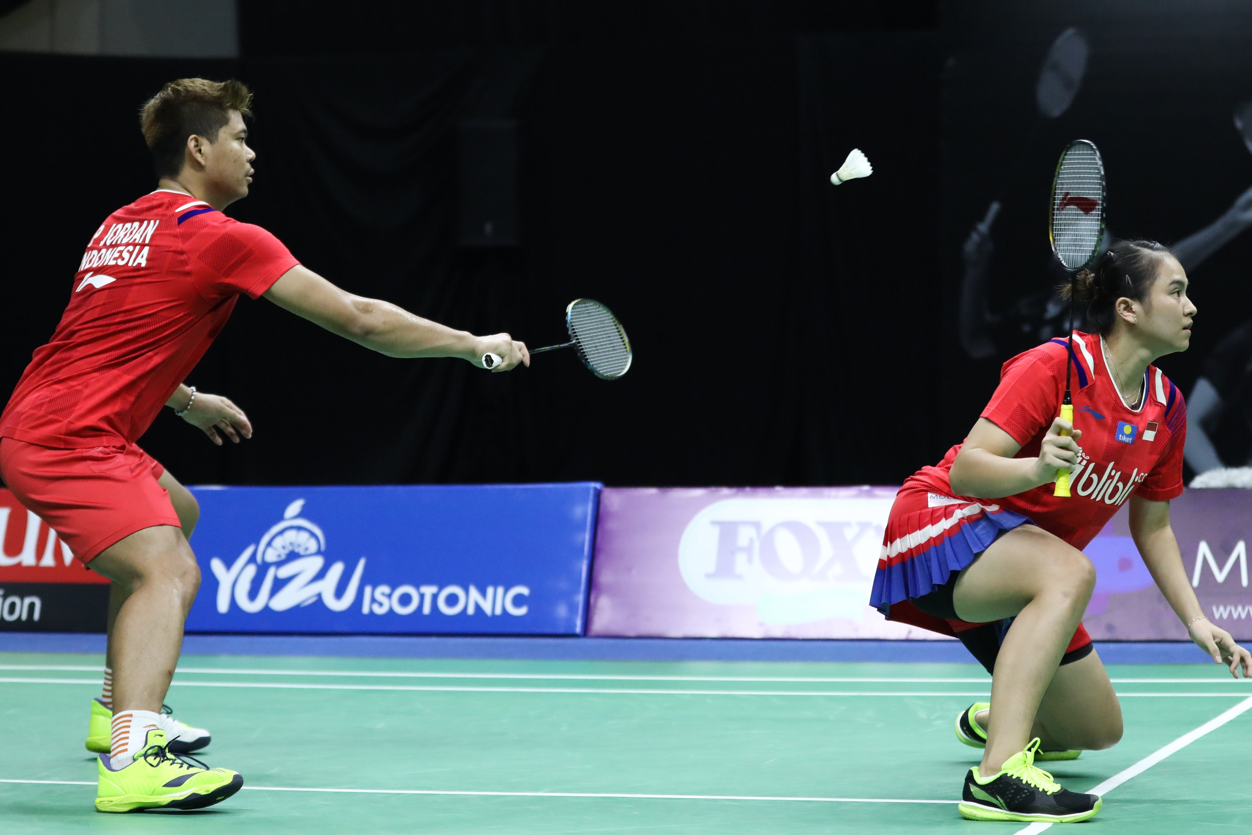 Praveen Jordan hendak mengembalikan bola saat tampil bersama Melati Daeva Oktavianti.