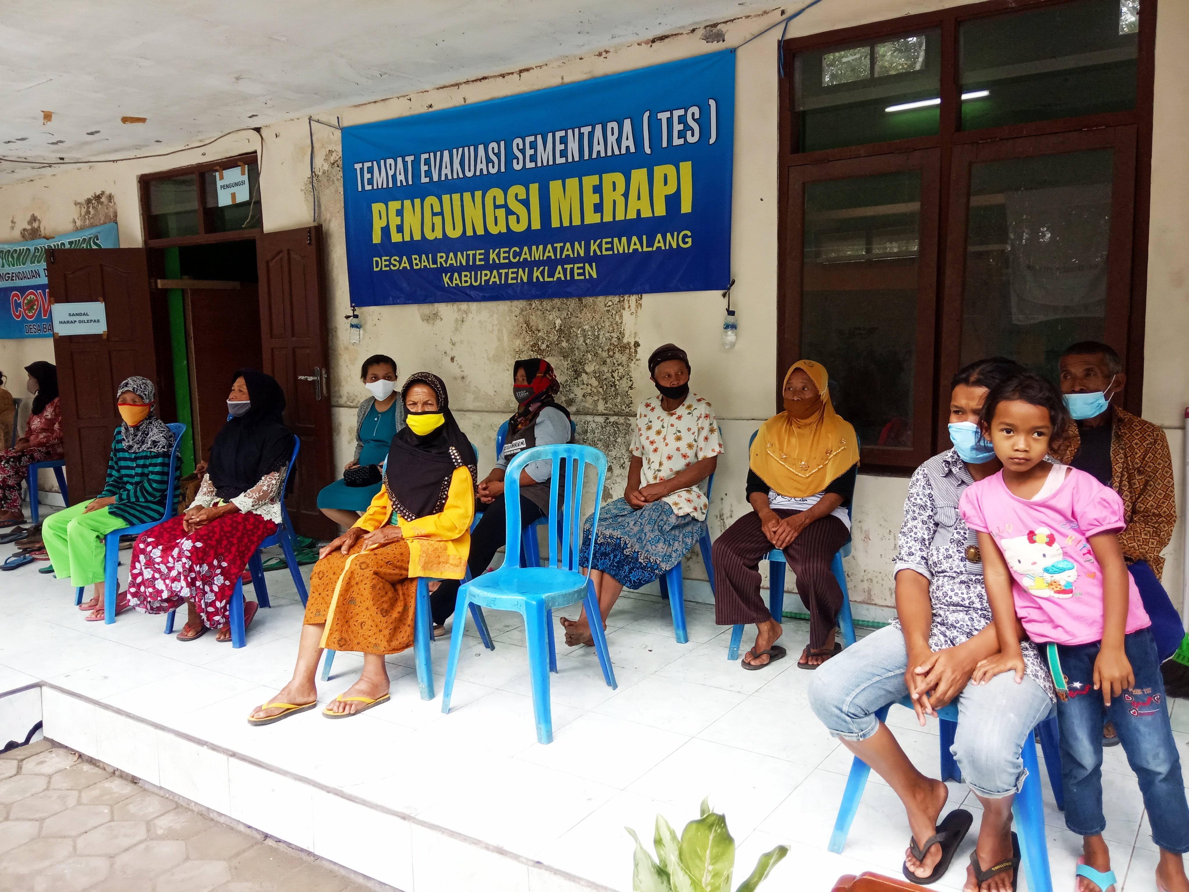 Pengungsi erupsi Gunung Merapi di TES Balai Desa Balerante. 