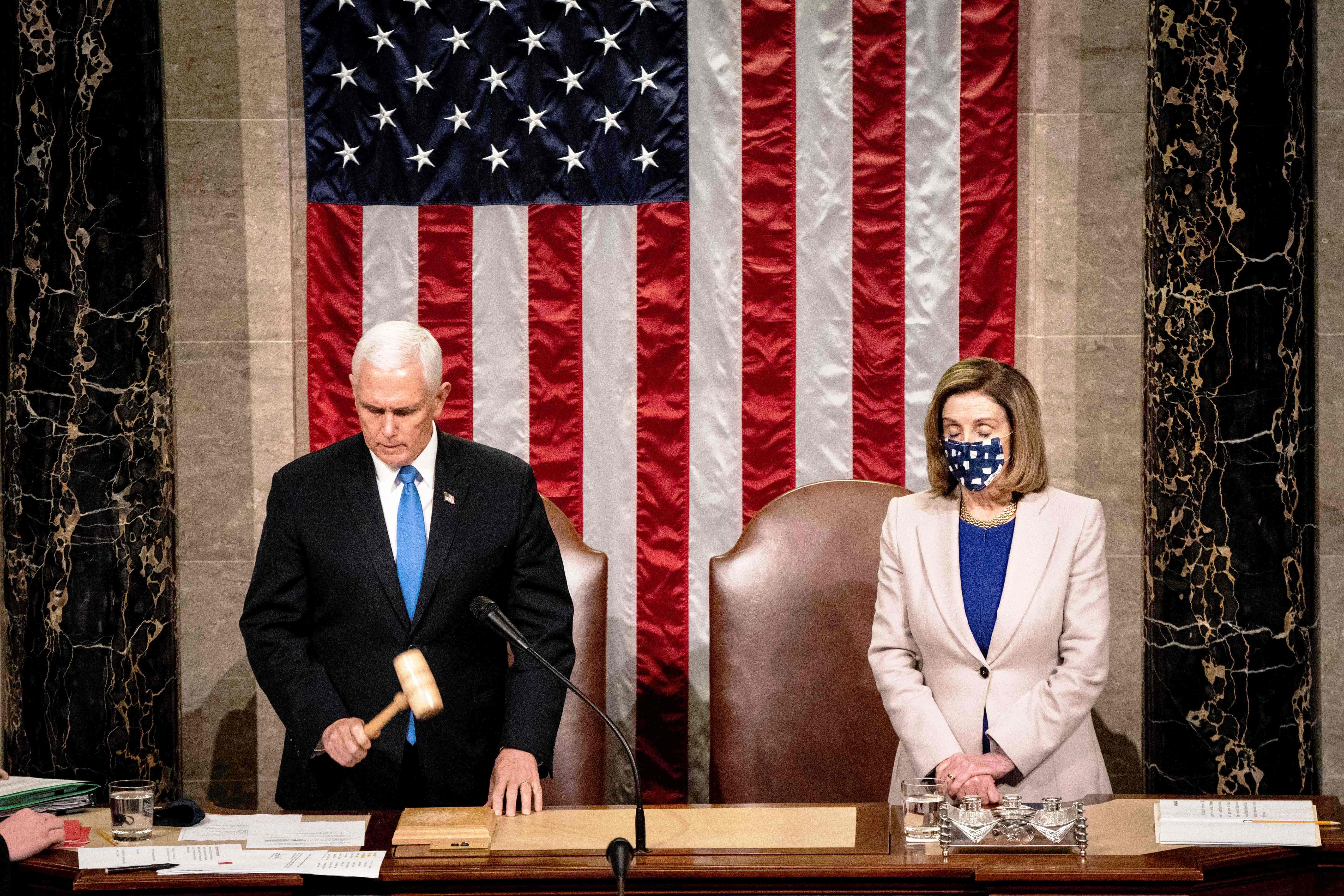 Wapres AS Mike Pence dan Ketua DPR Nancy Pelosi.