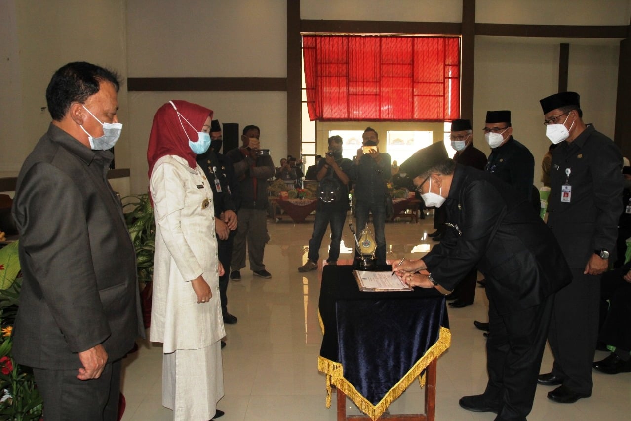 Bupati Brebes Idza Priyanti (kedua dari kiri).