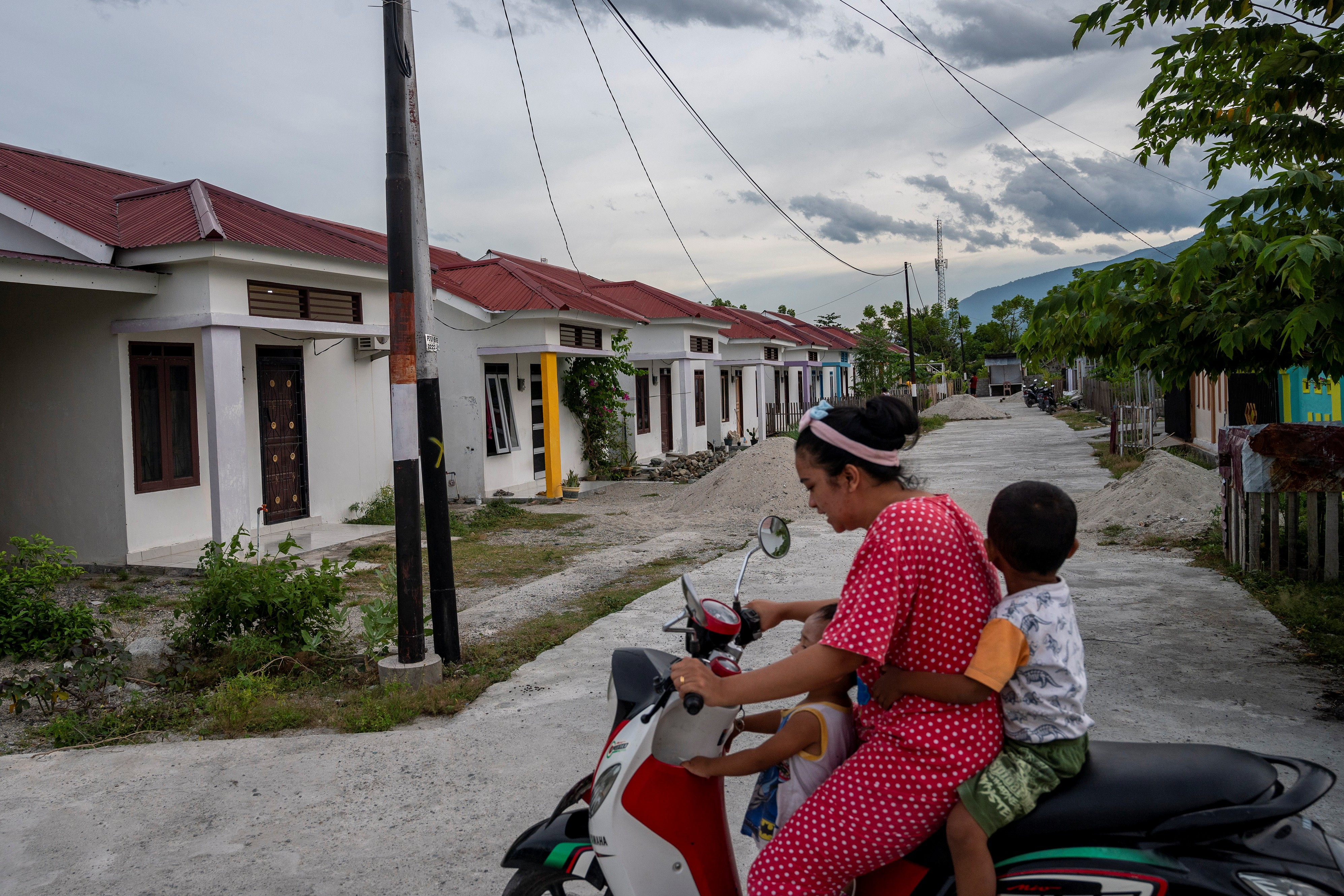 Pengendara sepeda motor mellintas di salah satu kompleks perumahan yang difasilitasi dengan KPR, Palu, Sulteng, beberapa waktu lalu.