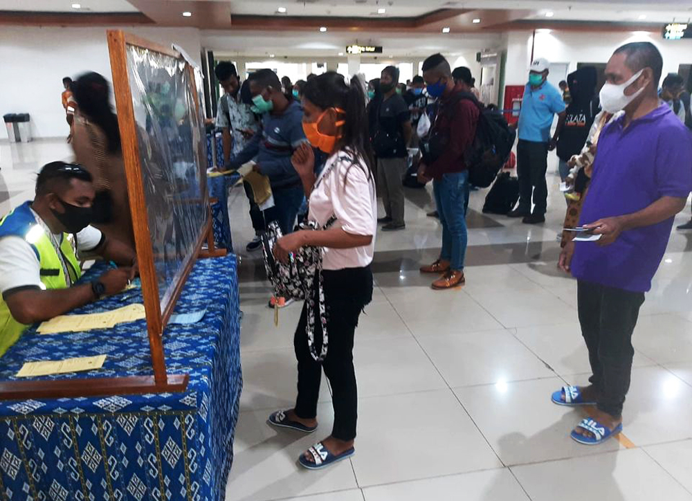 Petugas memeriksa pekerja migran ilegal yang tiba di Bandara El Tari Kupang, Nusa Tenggara Timu, Minggu (18/10).