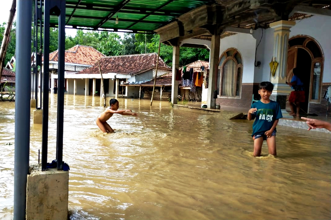 Kawasan permukiman di Desa Palengaan Dajah, Kecamatan Palengaan, Kabupaten Pamekasan, Jawa Timur, yang tergenang banjir, Minggu (10/1).
