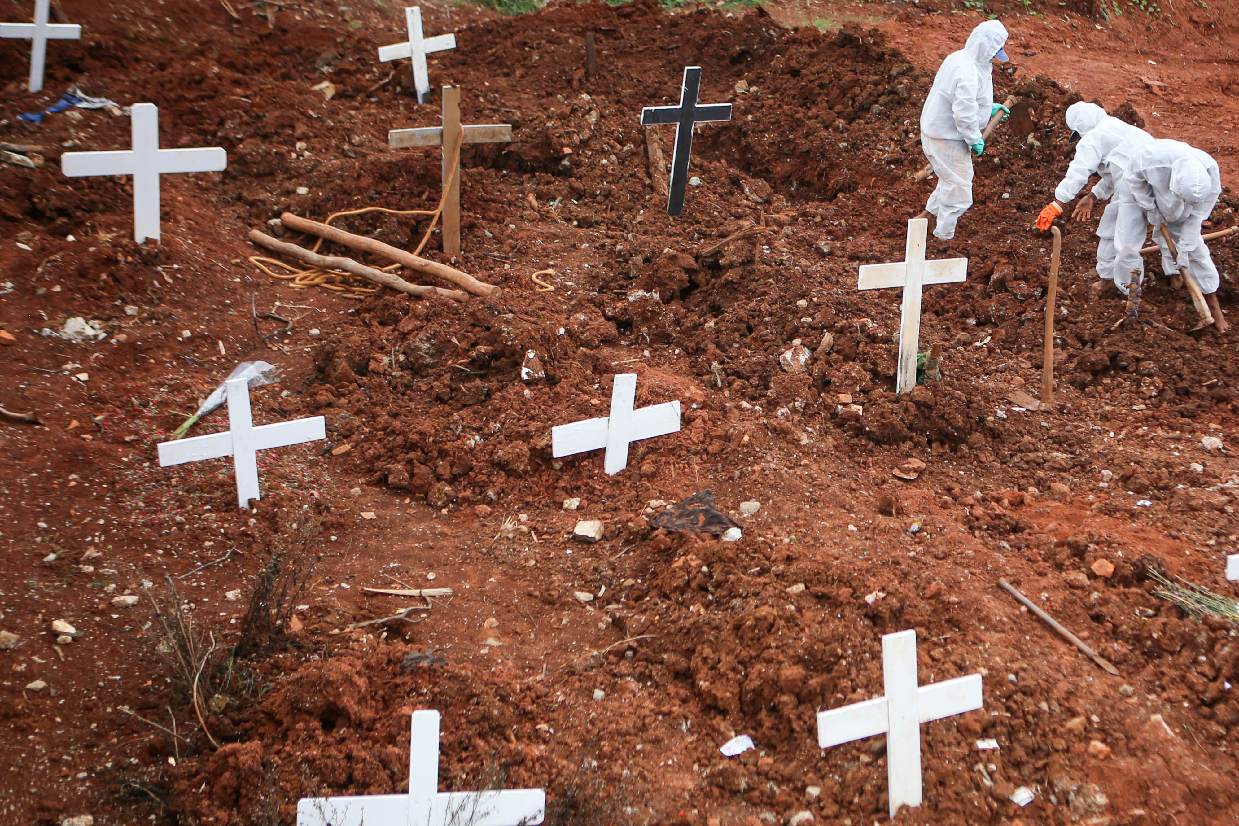  Petugas memakamkan jenazah dengan protokol COVID-19 di TPU Jombang, Kota Tangerang Selatan. (ilustrasi)