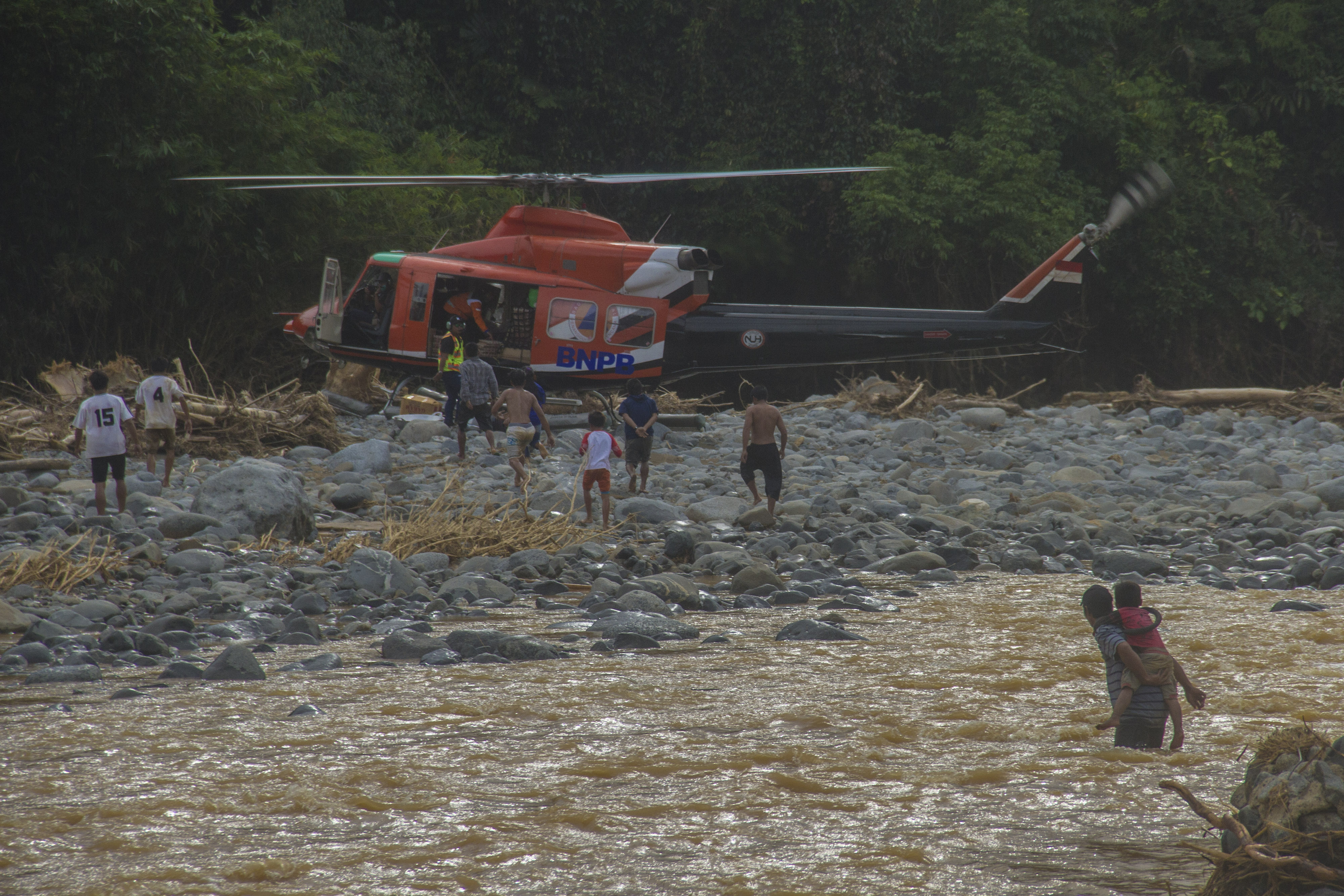  Helikopter Badan Nasional Penanggulangan Bencana saat mendistribusikan logistik bantuan korban banjir di Kabupaten Hulu Sungai Tengah, Kali