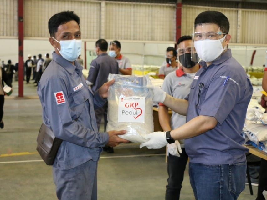 Presiden Direktur PT GRP, Abednedju Giovano Warani Sangkaeng (celana levis), menyerahkan secara simbolis bantuan sembako.
