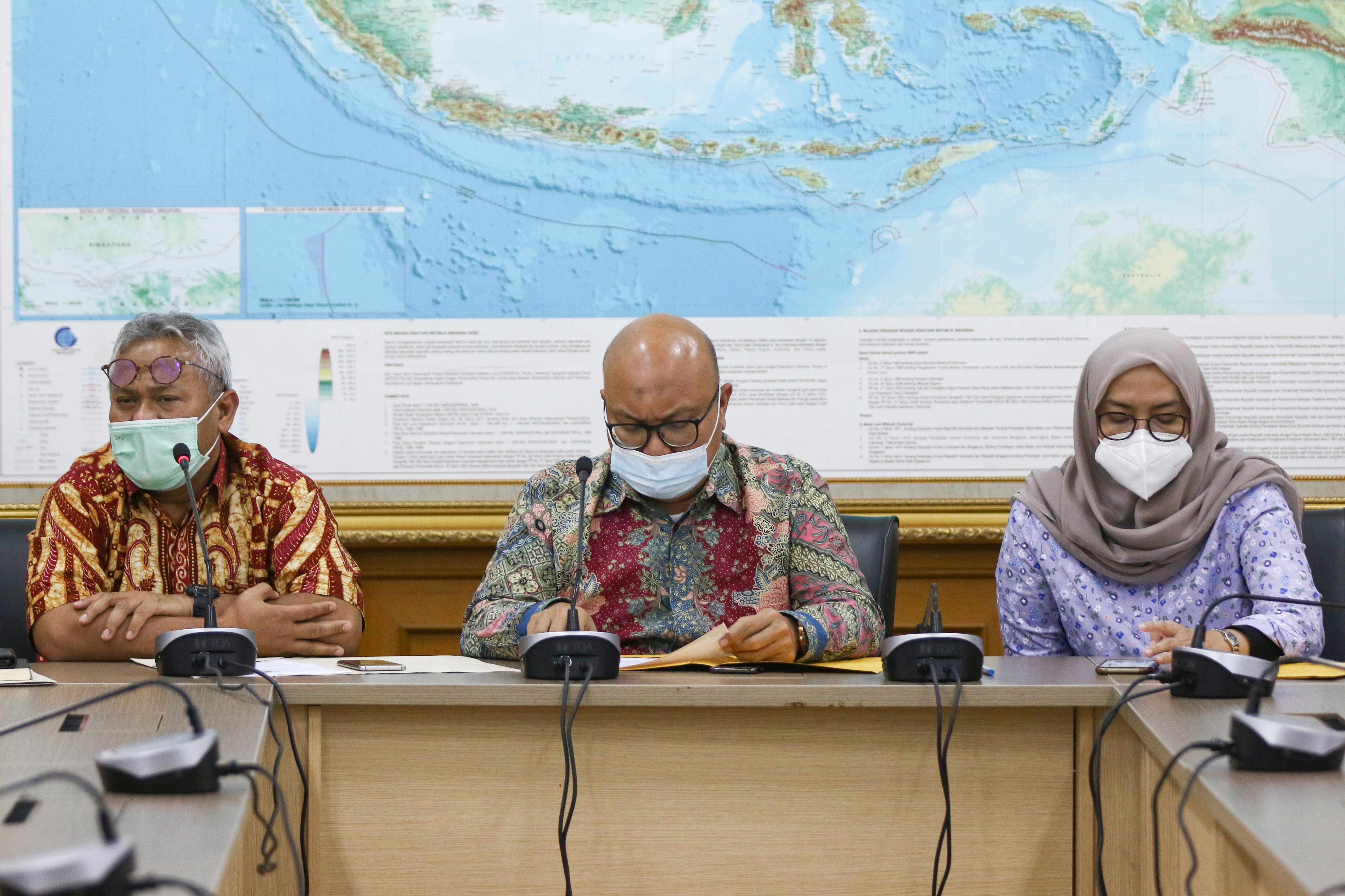 Mantan Ketua KPU Arief Budiman (kiri) bersama Plt Ketua KPU Ilham Saputra (tengah) dan Anggota KPU Evi Novida Ginting (kanan).