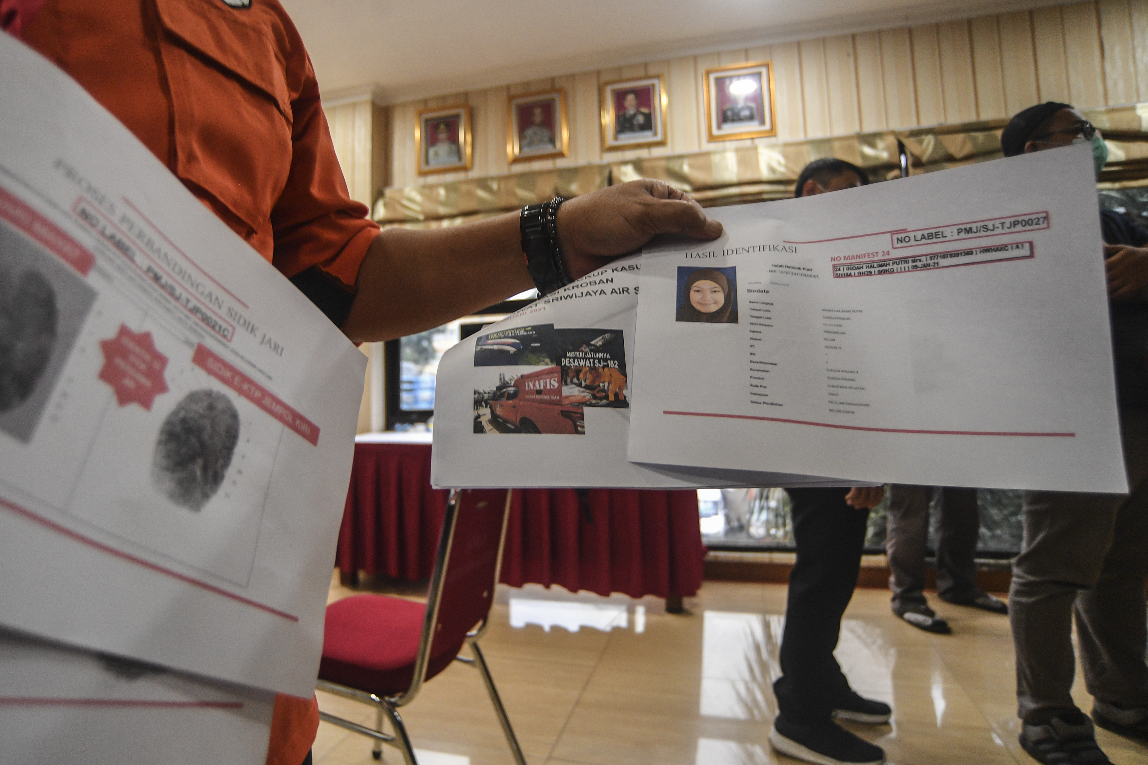 Polisi menunjukkan data sidik jari korban kecelakaan pesawat Sriwijaya Air SJ 182.