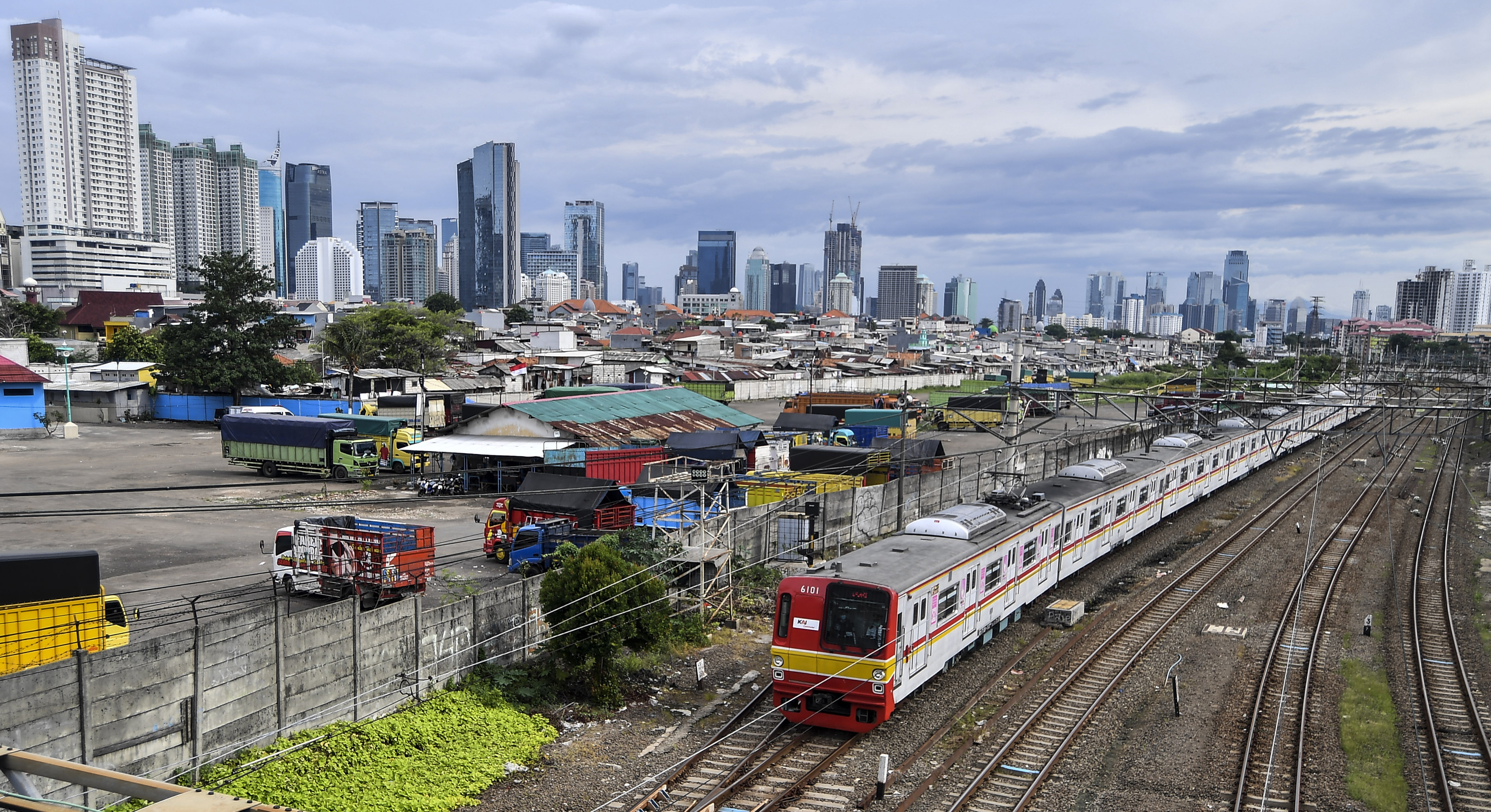 KRL melintas dengan latar belakang gedung bertingkat di kawasan tanah Abng, Jakarta