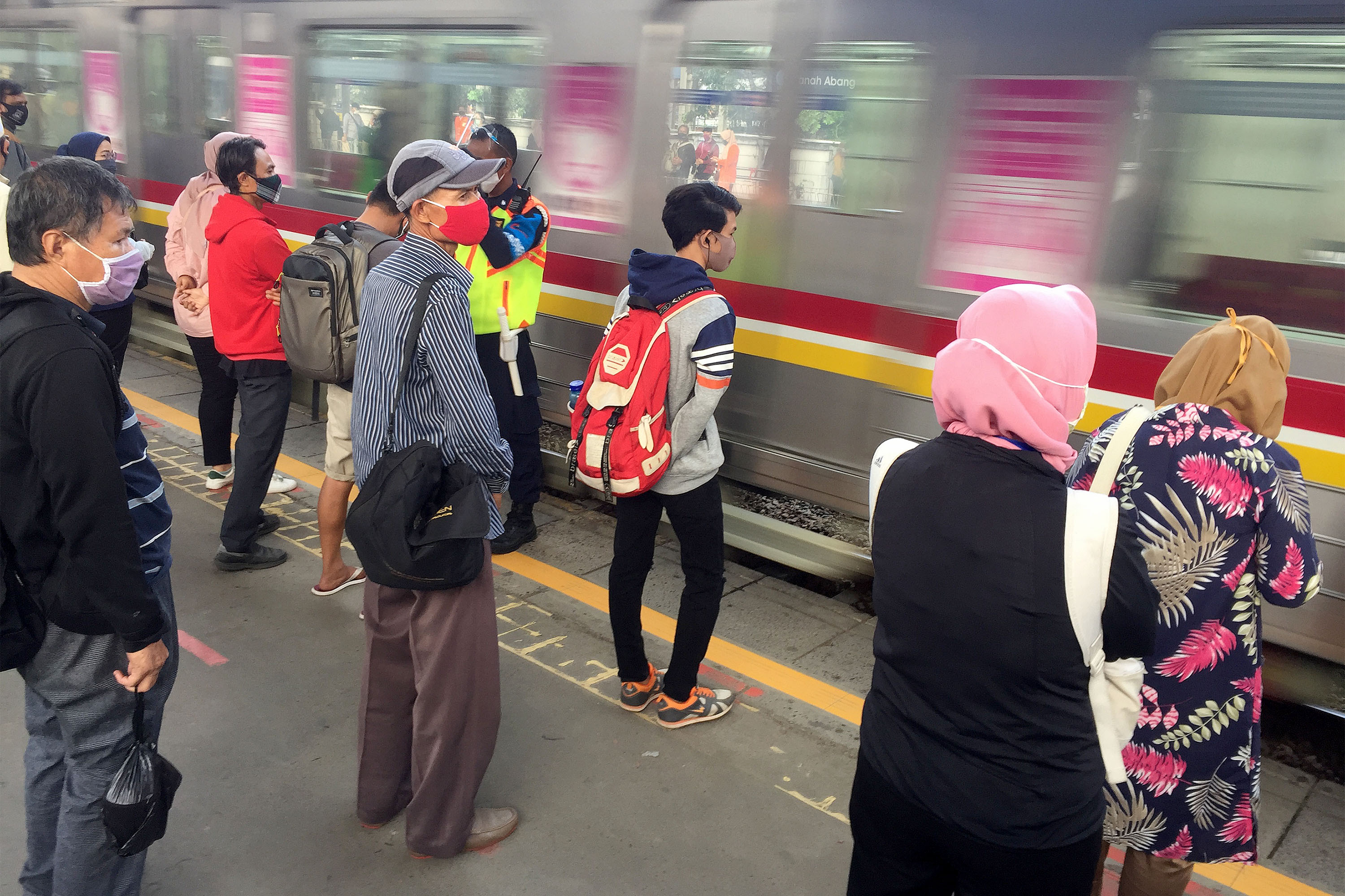 KRL Beroperasi Hingga Pukul 22.00 Di Masa PPKM