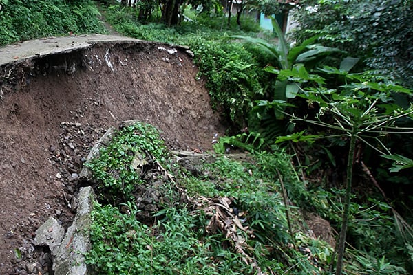 Jalan Tertimbun Longsor di Ende Belum Dibersihkan