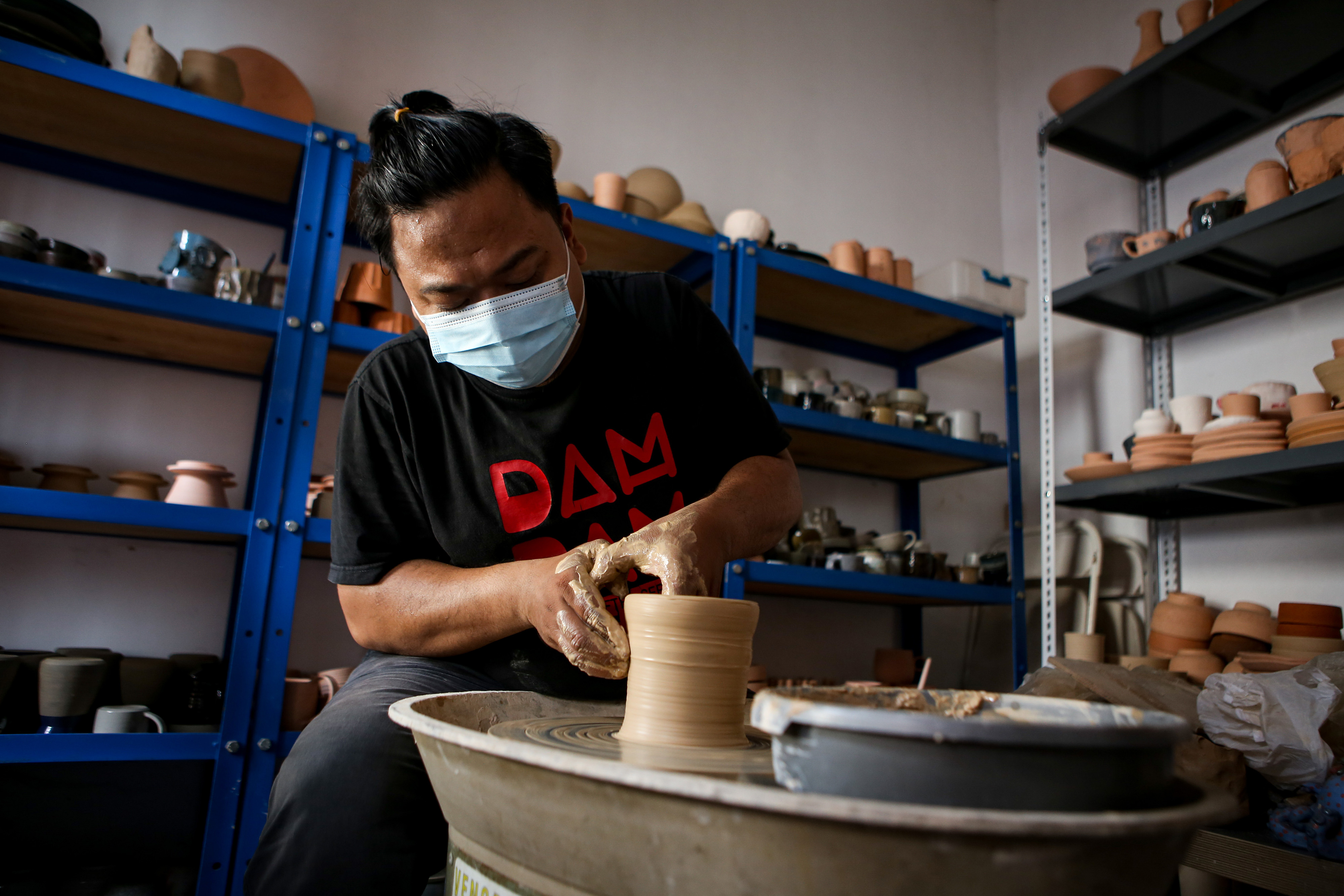  Damar (39) menyelesaikan proses pembuatan produk berbahan tanah liat di Jurang Mangu, Kota Tangerang Selatan, Banten, Jumat (15/1).