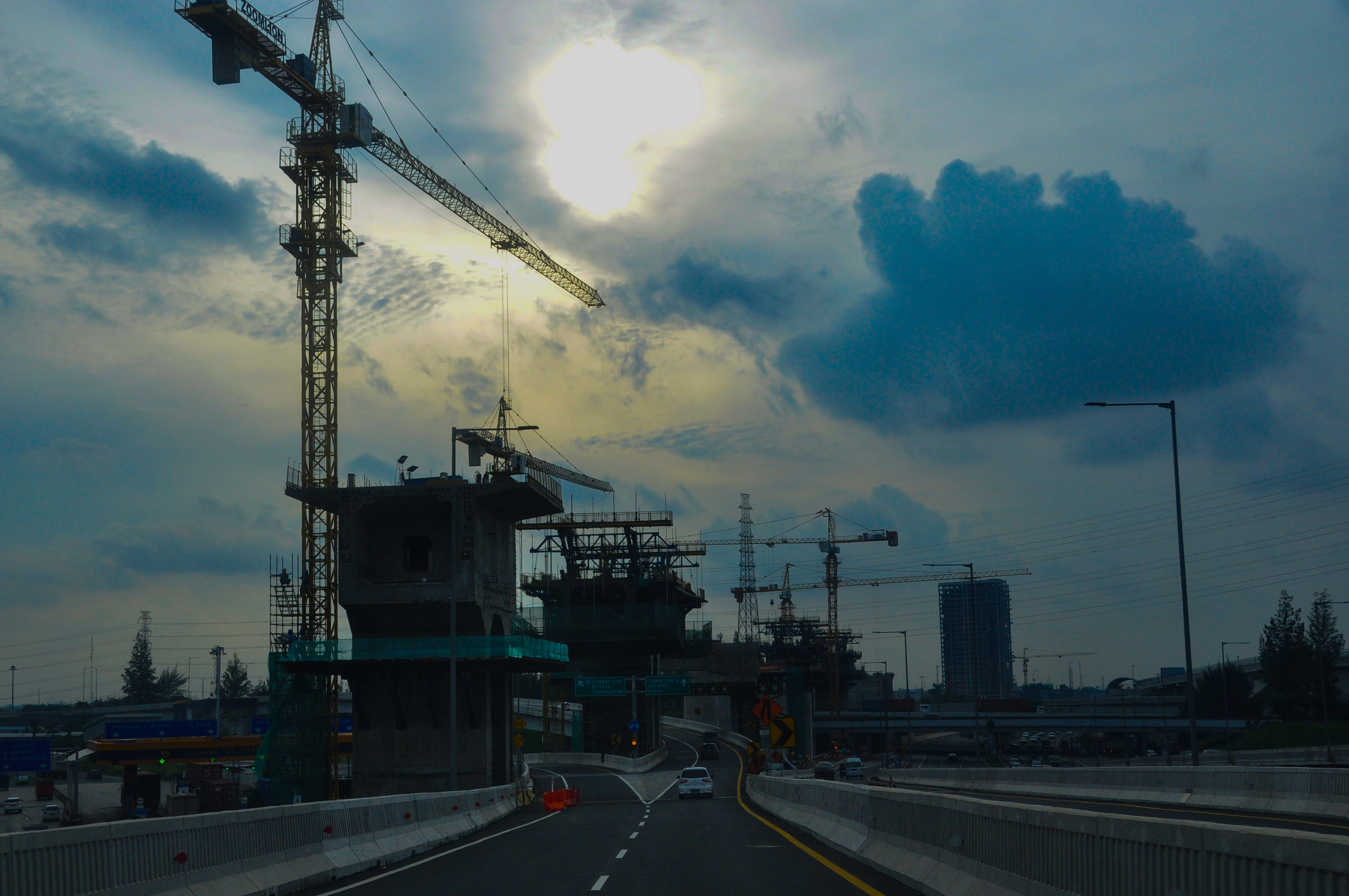 Suasana lalu lintas di Tol Jakarta-Cikampek