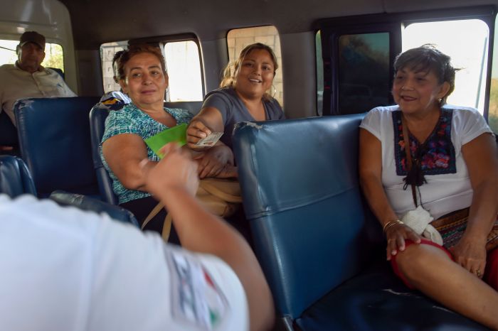 Petugas Imigrasi Meksiko mengecek dokumen sekelompok penumpang bus di pos pengawasan wilayah Ciudad Hidalgo, Meksiko.  