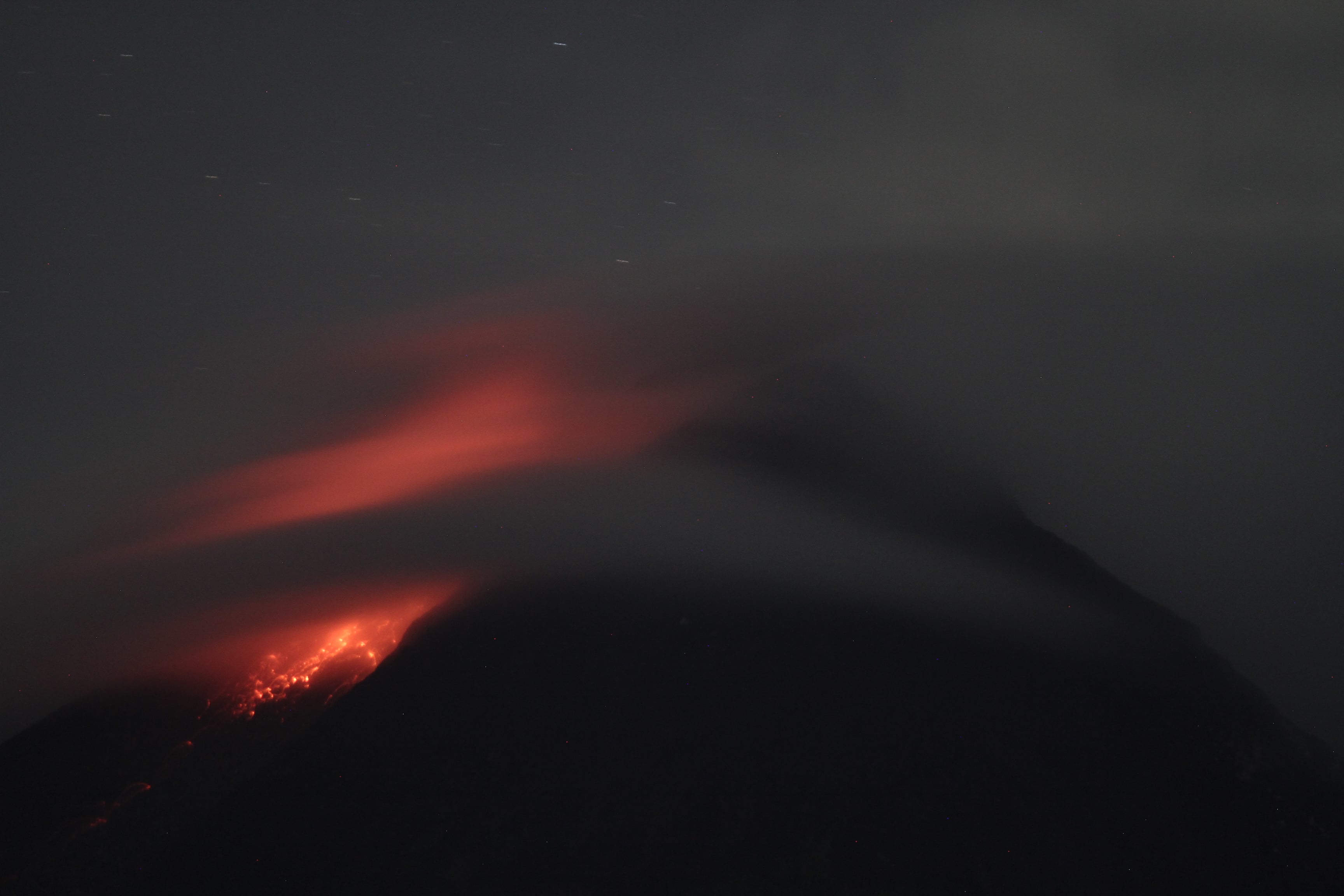 Titik api diam terlihat dari lereng Gunung Merapi Desa Kinahrejo, Cangkringan, Sleman, DI Yogyakarta, Selasa (5/1/2020)