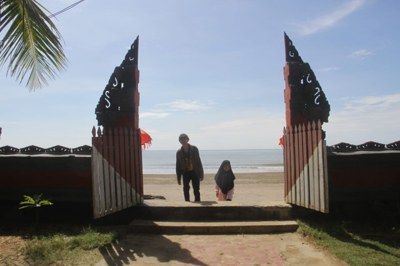 Kawasan wisata pesisir Sungai Cuka, Kalimantan Selatan yang menampilkan wisata khas Bali.