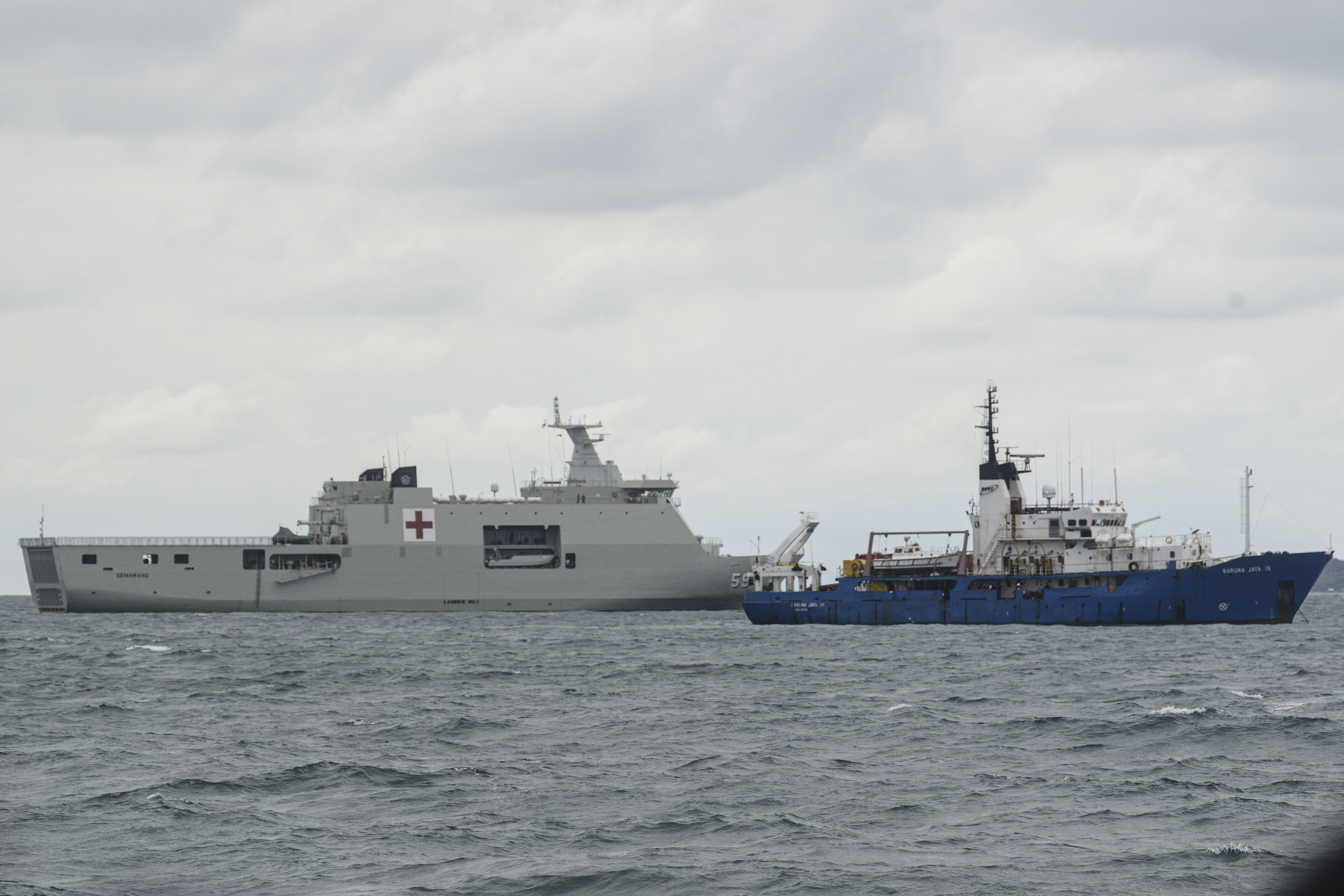 Kapal Riset Baruna Jaya IV berada di lokasi jatuhnya pesawat Sriwijaya Air SJ-182 di perairan Kepulauan Seribu, Jakarta, kemarin.