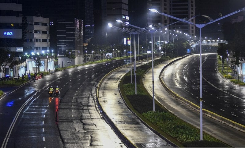 Jl Jend. Sudirman -MH Thamrin lengang saat pergantian tahun 2020-2021, polisi menerapkan konsep crowd free night, Kamis (31/12/2020)