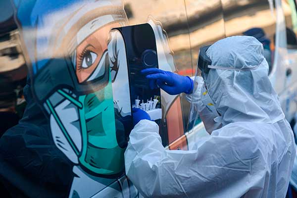 Ilustrasi: Tes PCR rutin tekan risiko tenaga kesehatan.