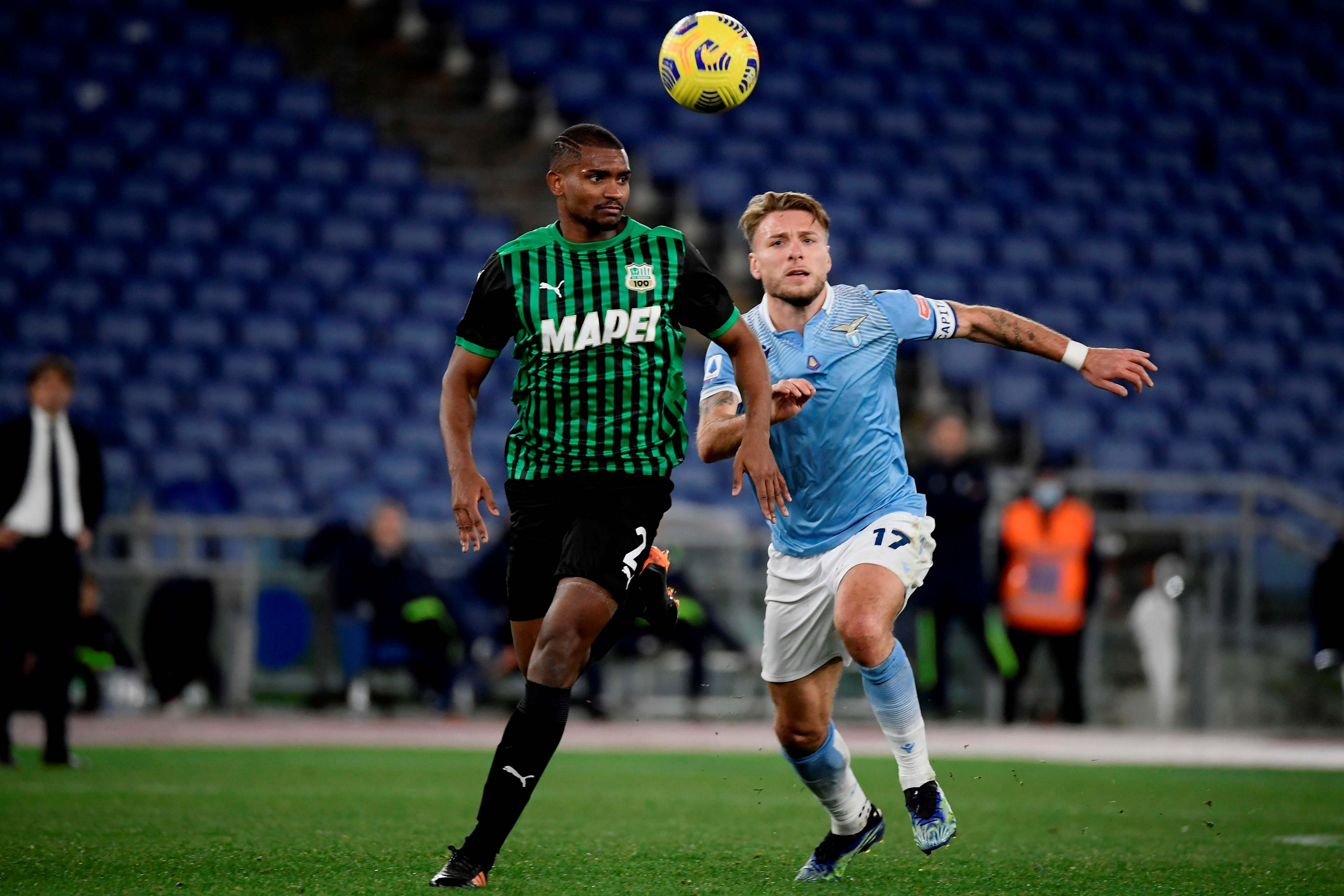 Bek Sassuolo asal Brazil Marlon (tengah) dan penyerang Italia Lazio Ciro Immobile.