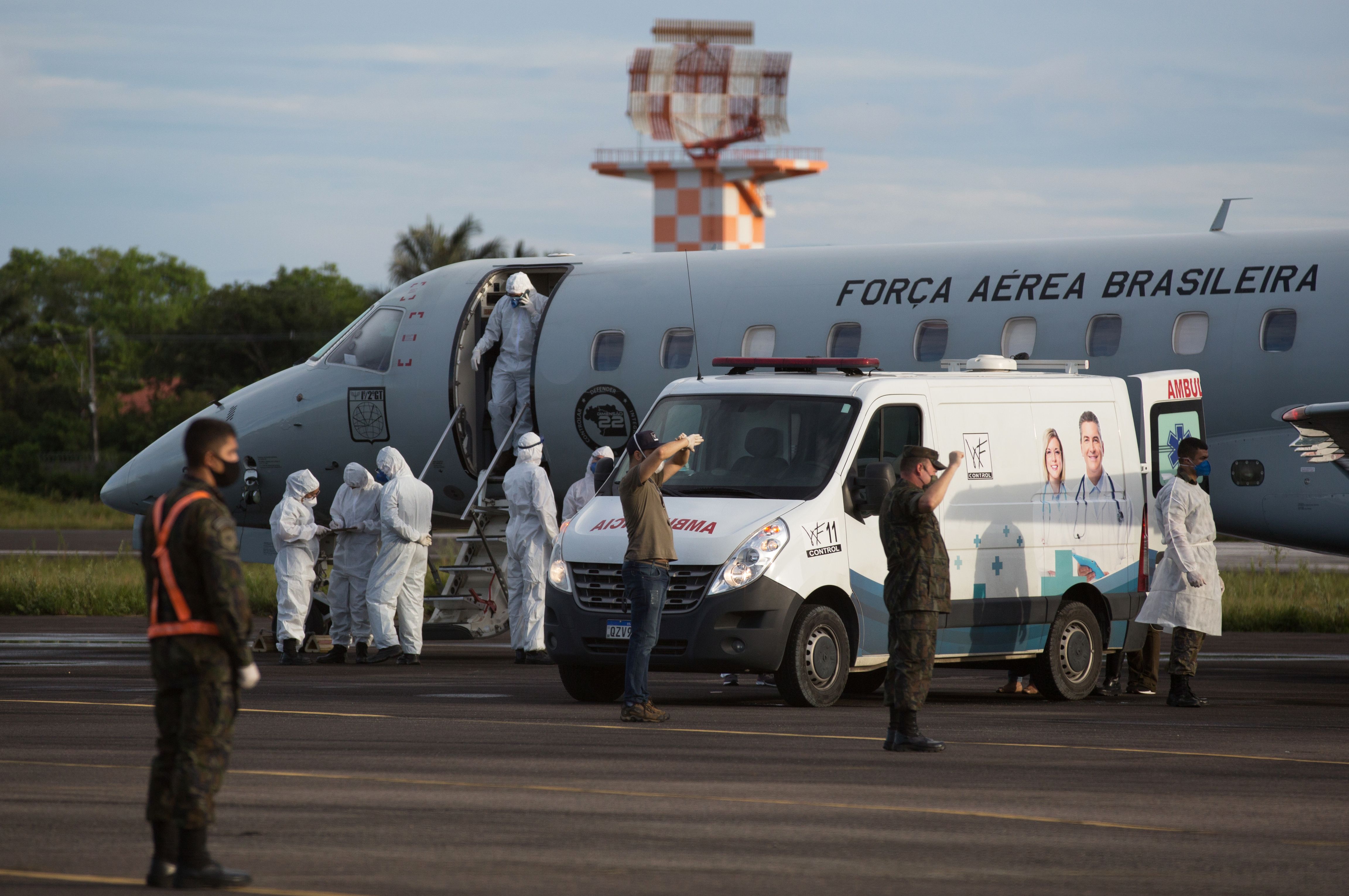 Petugas medis dan militer Brasil yang bahu-membahu menangani Covdi-19 di Bandara Ponta Pelada, Manaus, Negara Bagia Amazona, Brasil. o