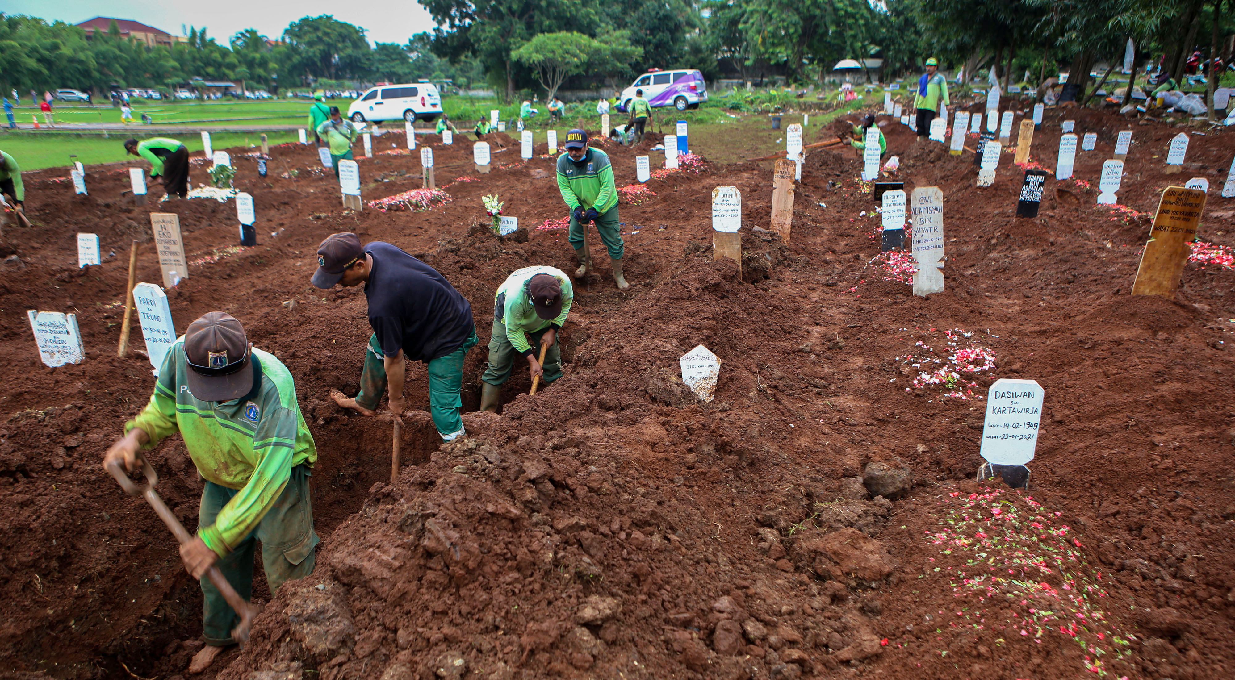 Kematian Melonjak, Petak Makam Di Bambu Apus Diperkecil