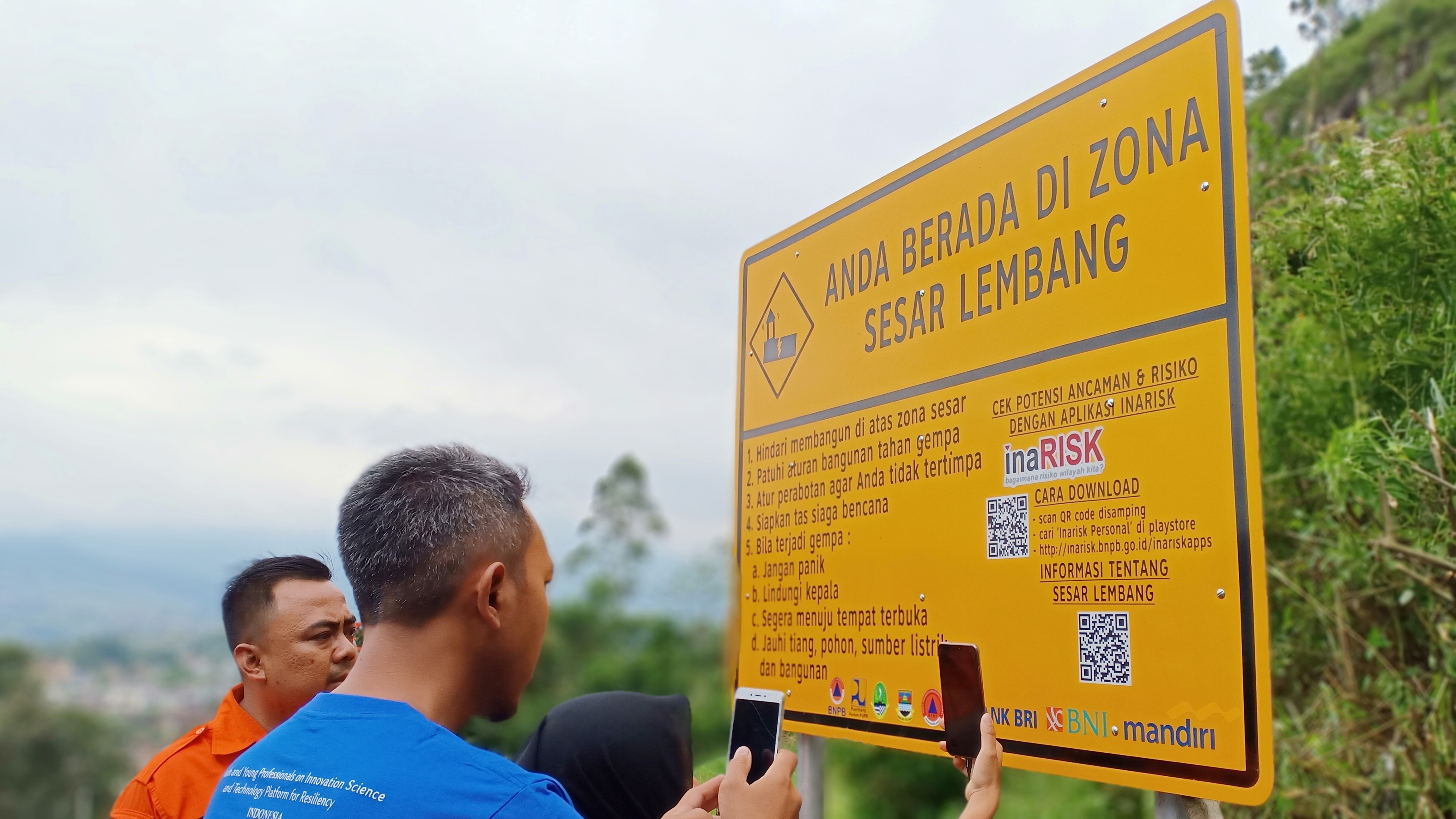 Papan informasi terkait sesar lembang