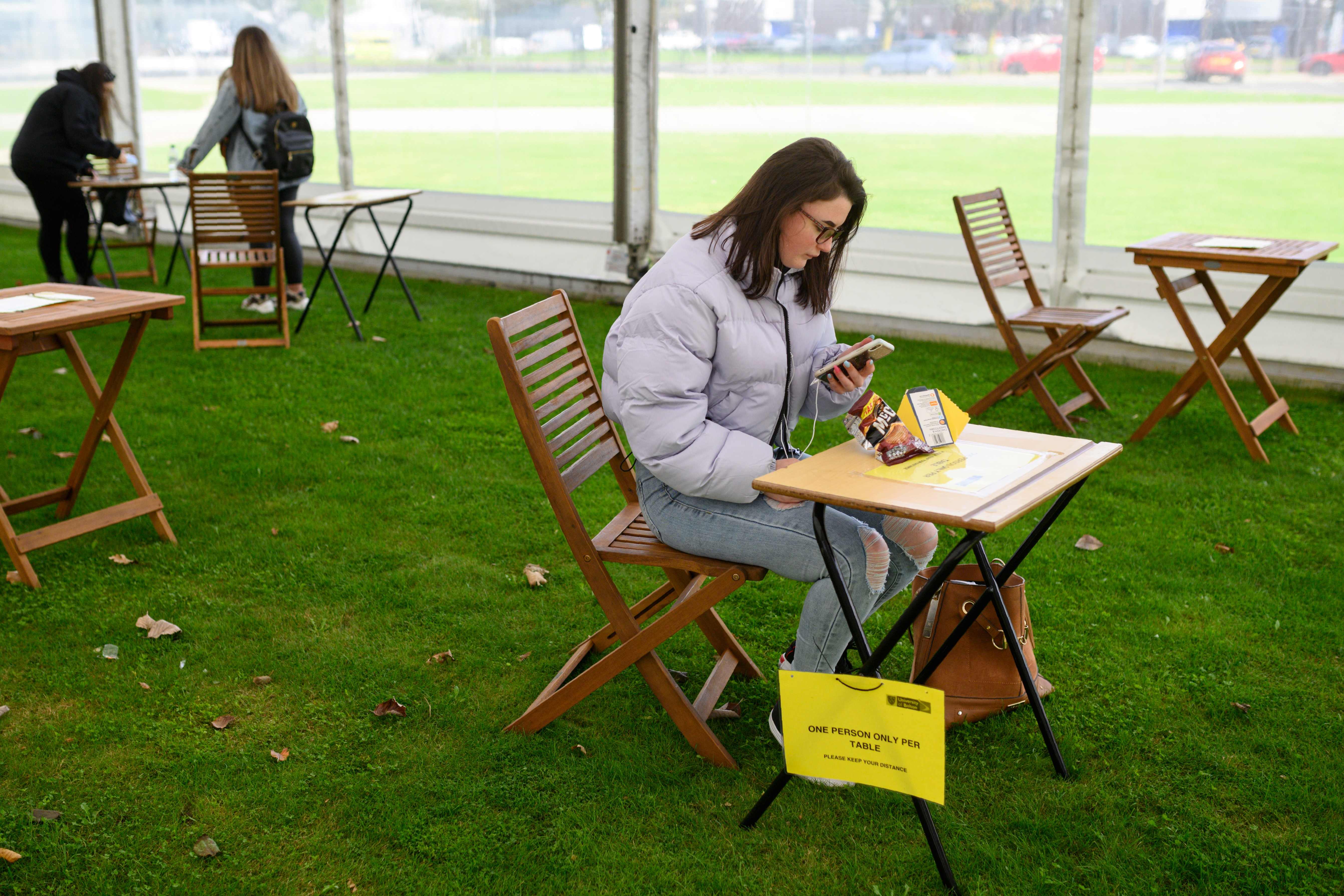 Kasus Covid-19 Melonjak, Inggris Hadapi Tekanan dari Serikat Guru