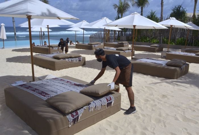 Petugas mengatur jarak kasur pantai di salah satu 'beach club' yang terletak di kawasan Pantai Melasti, Badung, Bali.