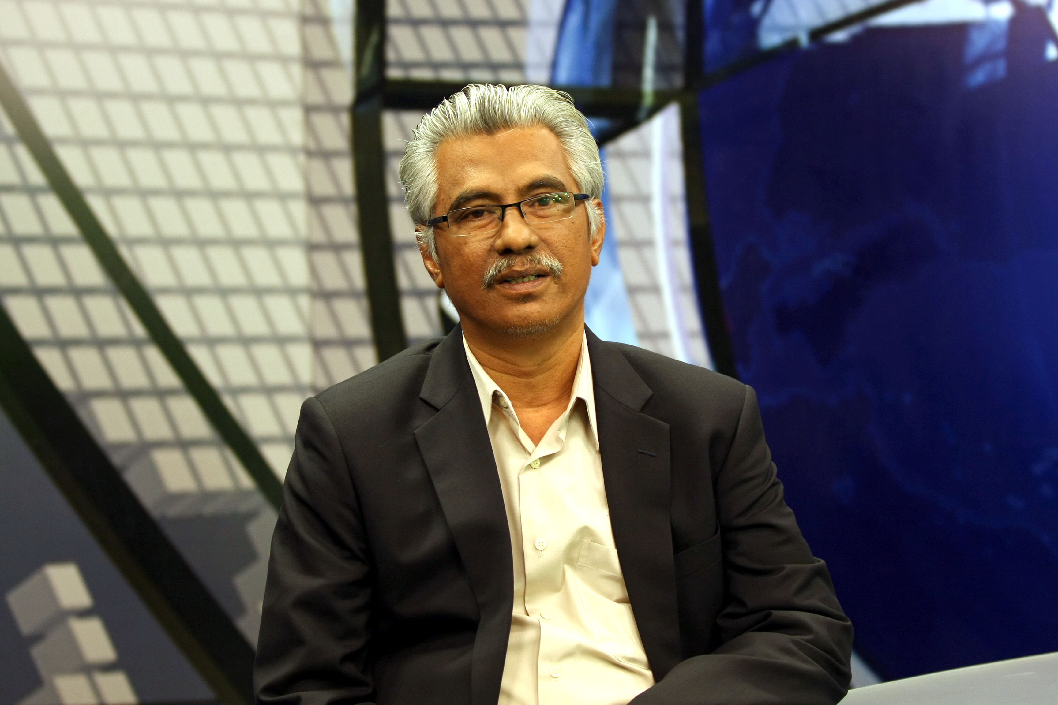 Smith Alhadar Direktur Eksekutif Institute for Democracy Education (IDE) 