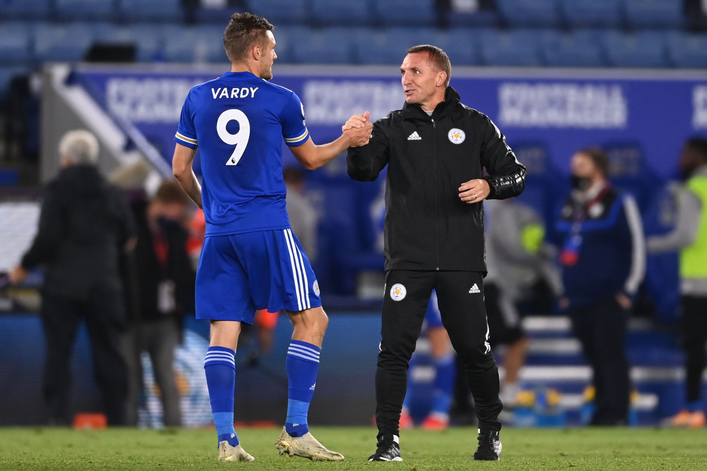 Penyerang Leicester City Jamie Vardy (kiri) bersalaman dengan pelatih Brendan Rodgers.