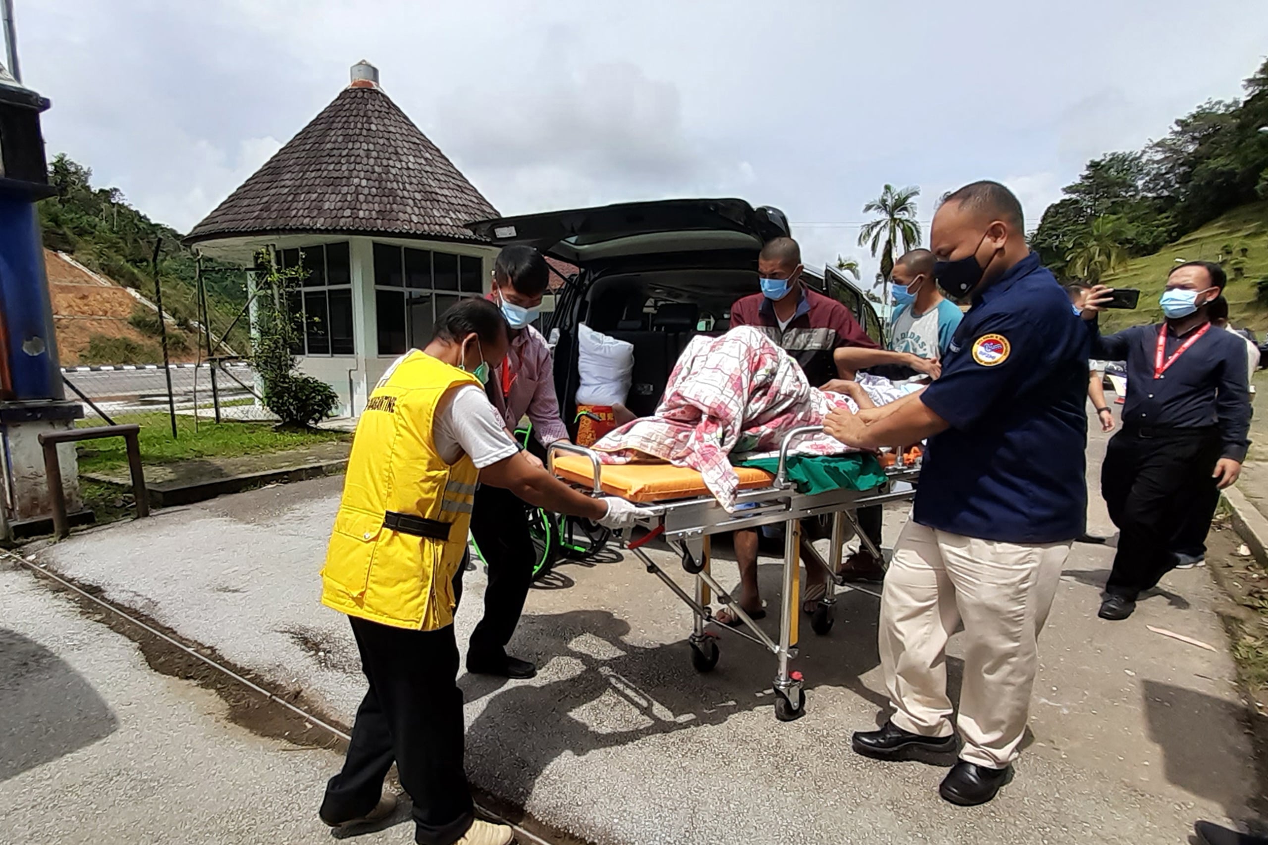 Sejumlah petugas mendorong tempat tidur Daha, pekerja migran ilegal yang sakit saat proses deportasi di Entikong, Kalbar, Kamis (7/1/2021).