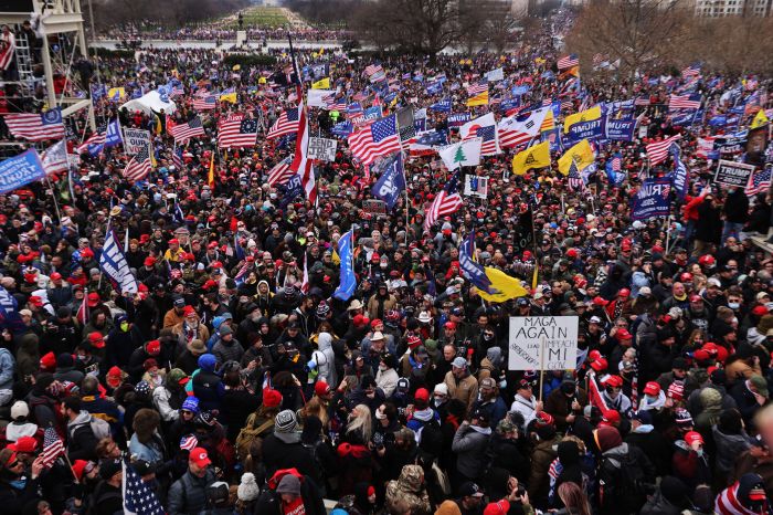 Pendukung Presiden AS Donald Trump menggelar aksi demonstrasi di depan gedung Capitol, Washington DC, Rabu (6/1/2021).