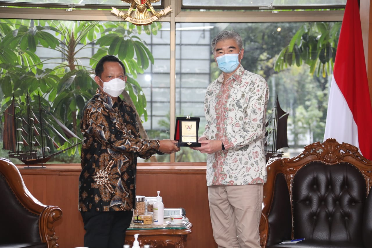  Mendagri Tito Karnavian (kiri) saat menerima Dubes Amerika Serikat untuk Republik Indonesia Sung Y Kim.