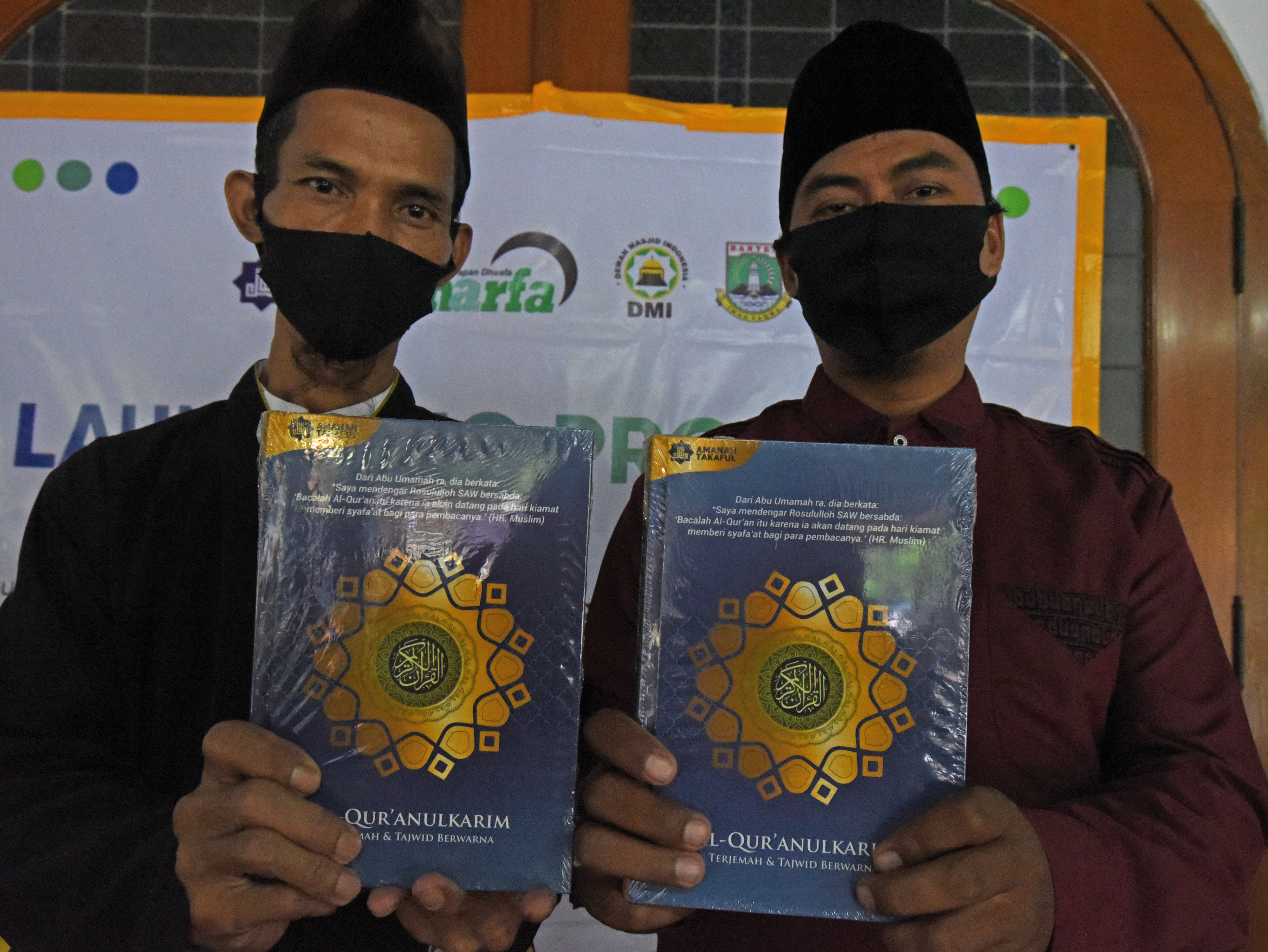 Guru mengaji memperlihatkan Al-Quran saat pencanangan Gerakan Wakaf Al-Quran di Serang, Banten, Sabtu (3/10/2020)