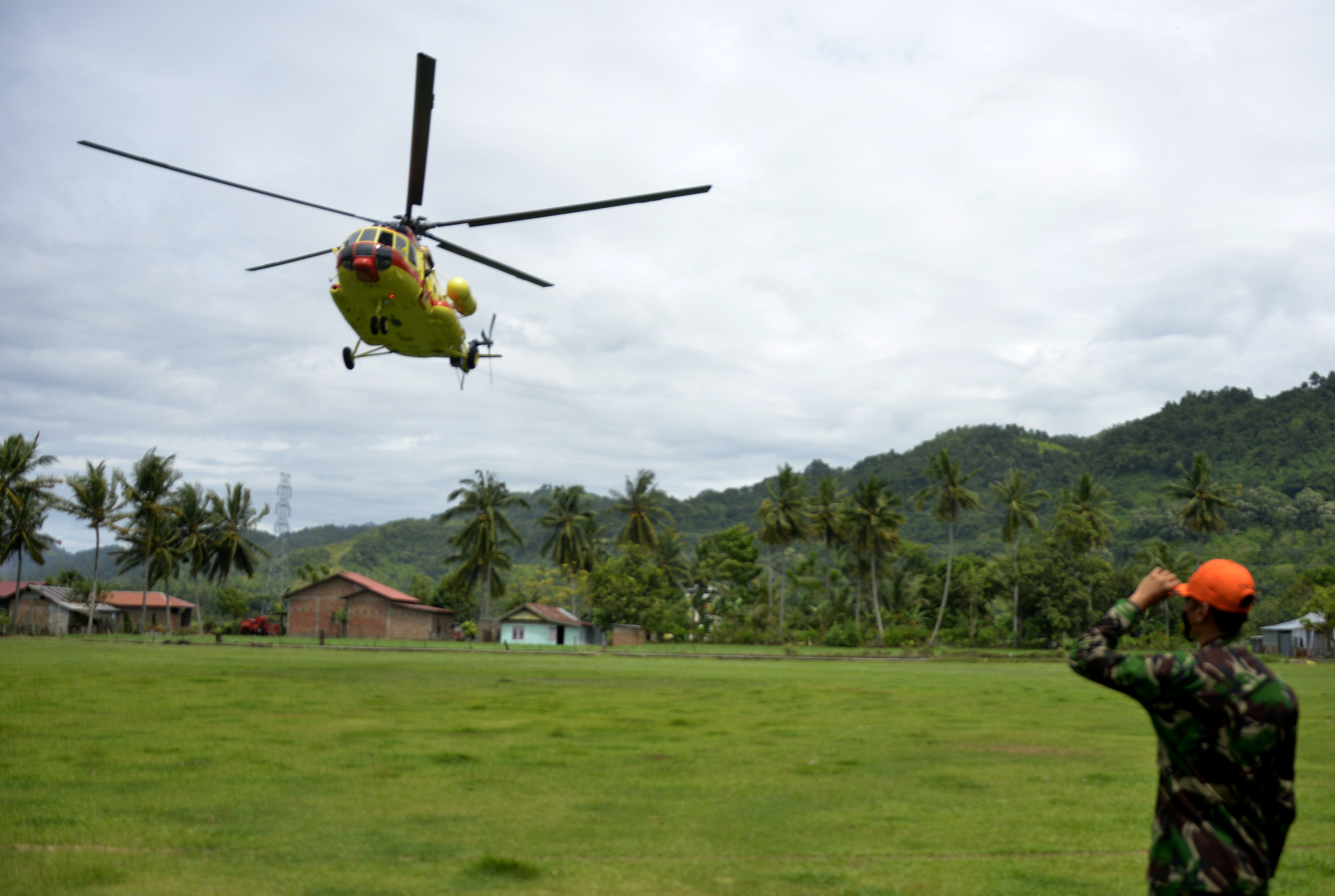 Sebuah helikopter Badan Nasional Penanggulangan Bencana (BNPB) bersiap mendarat.