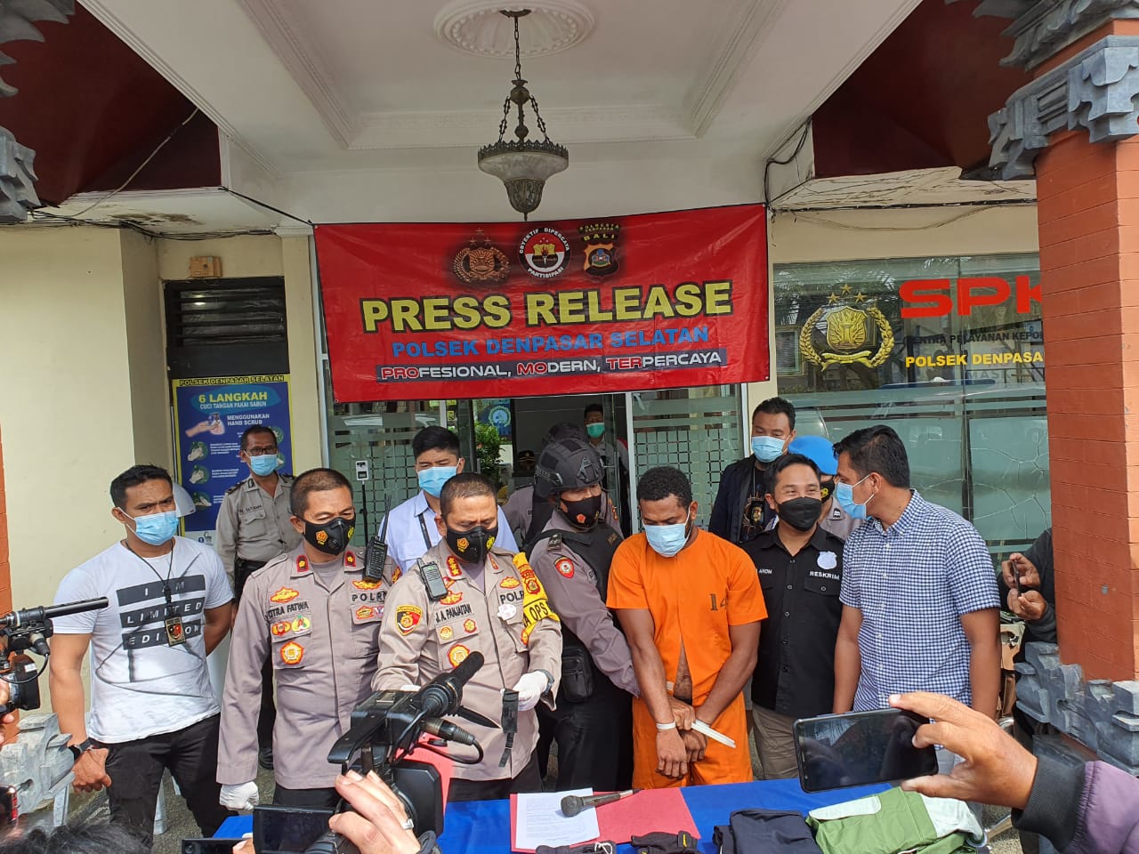 Lorens Parera mengenakan baju tahanan saat paparan kasus di kantor Polsek Denpasar Selatan